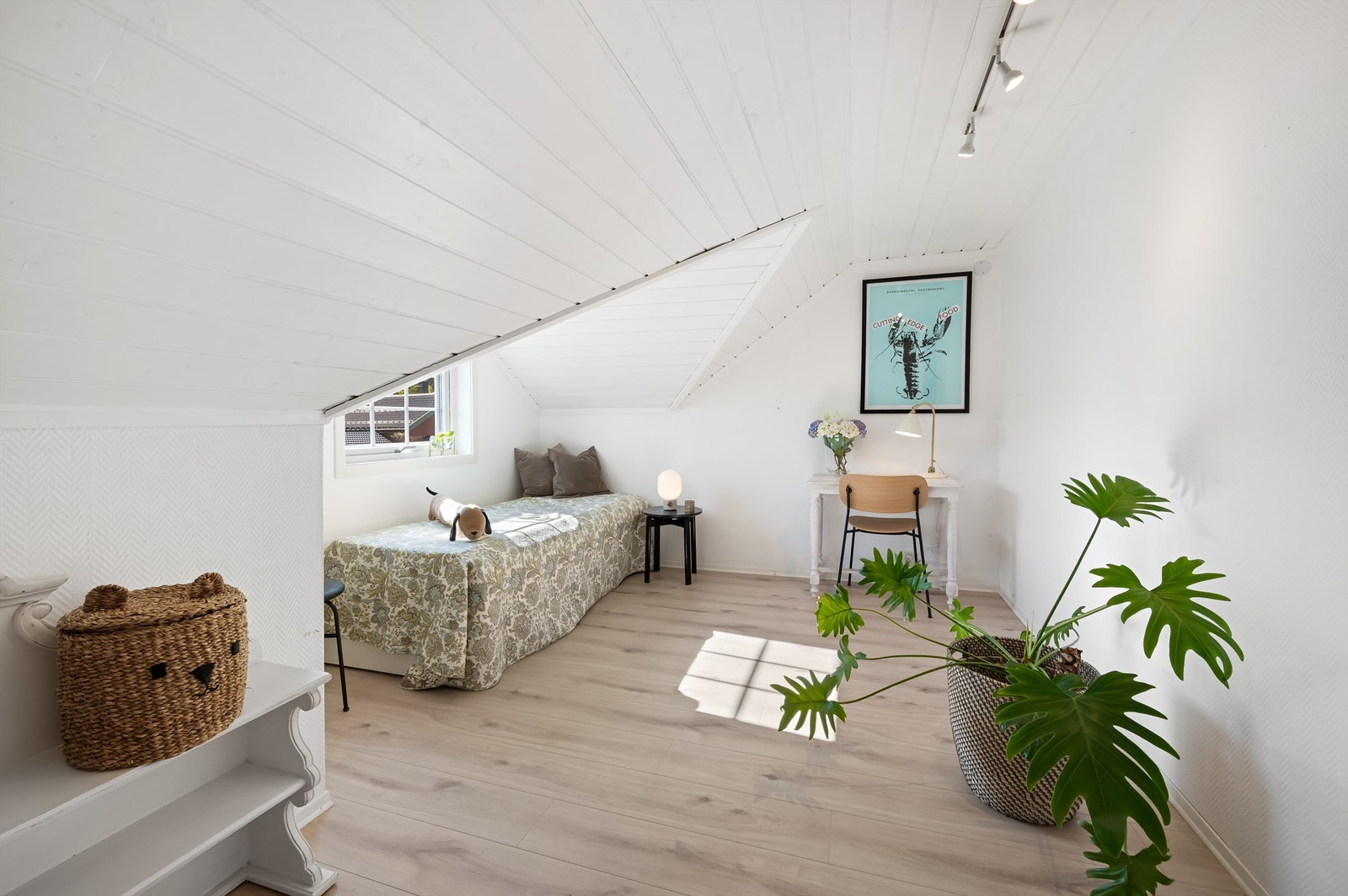 Soverom 4 med laminat på gulv (2020), malt tapet samt malt panel på vegger og malt panel i himling Galleribilde