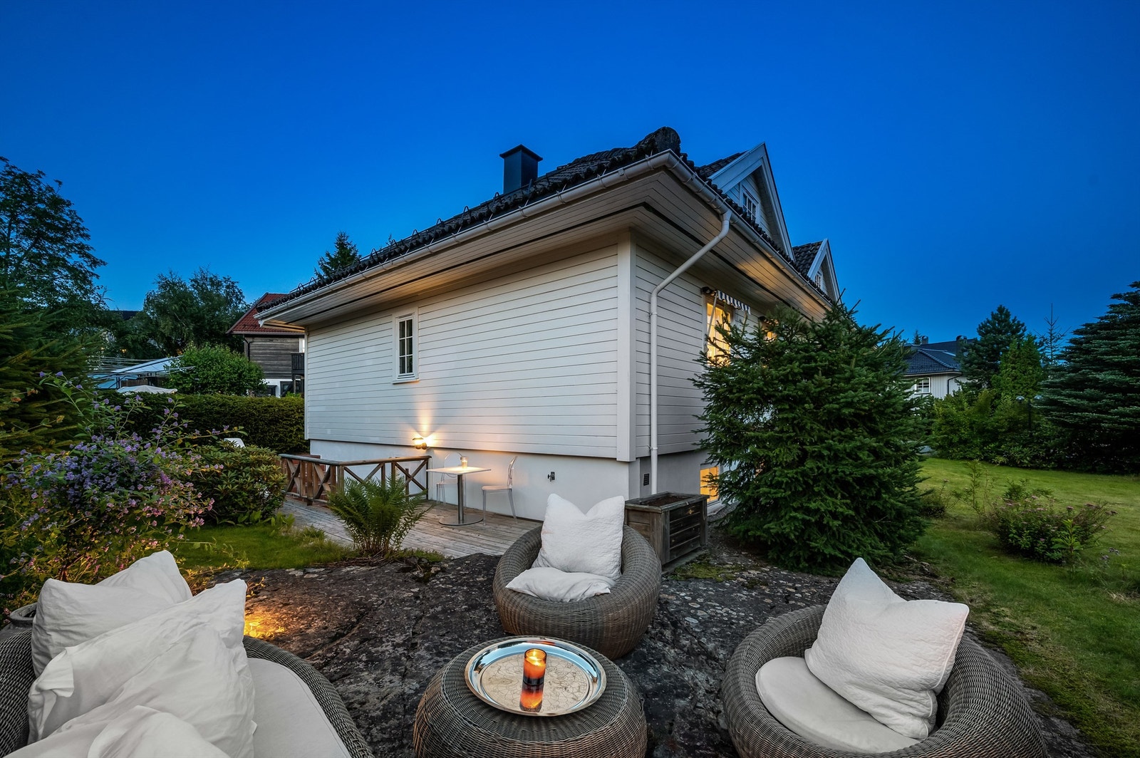 Hyggelig terrasseplatting ved kjellerinngang Galleribilde