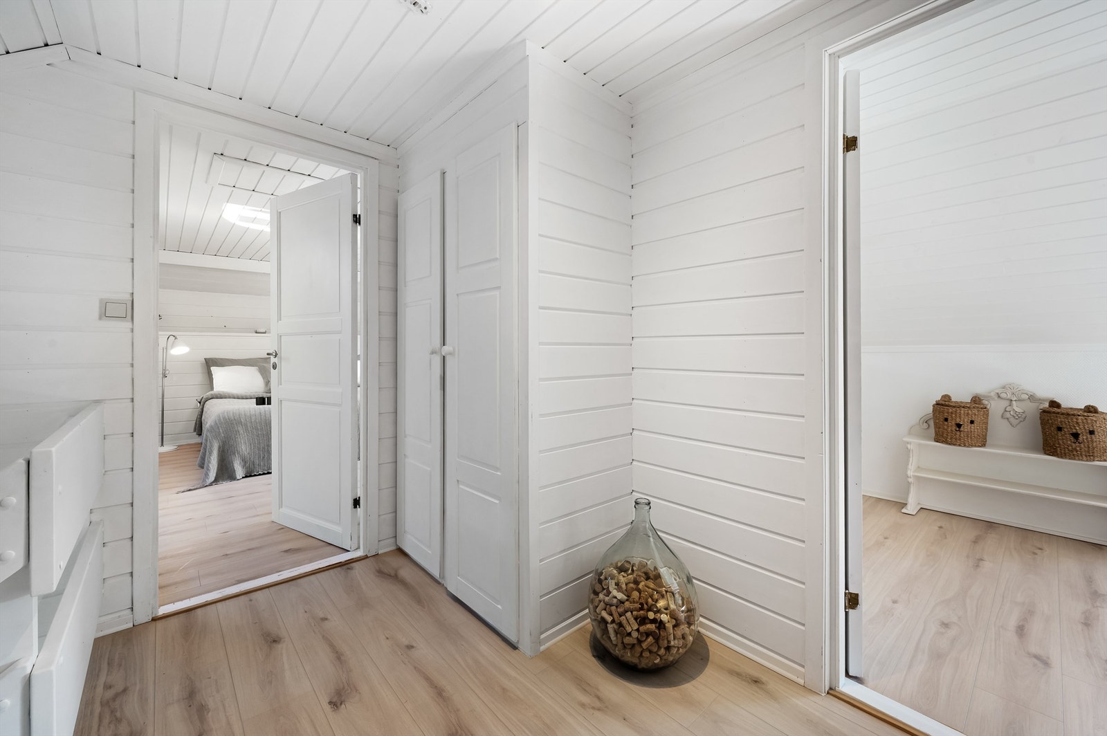 Gang med plassbygget garderobeskap Galleribilde