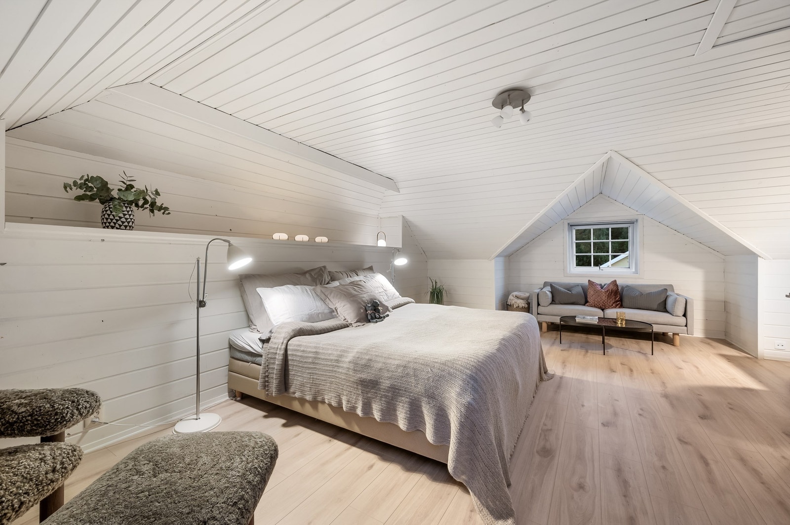 Soverom 3 med sengeplass, sittegruppe, sofaområde og kontorplass Galleribilde