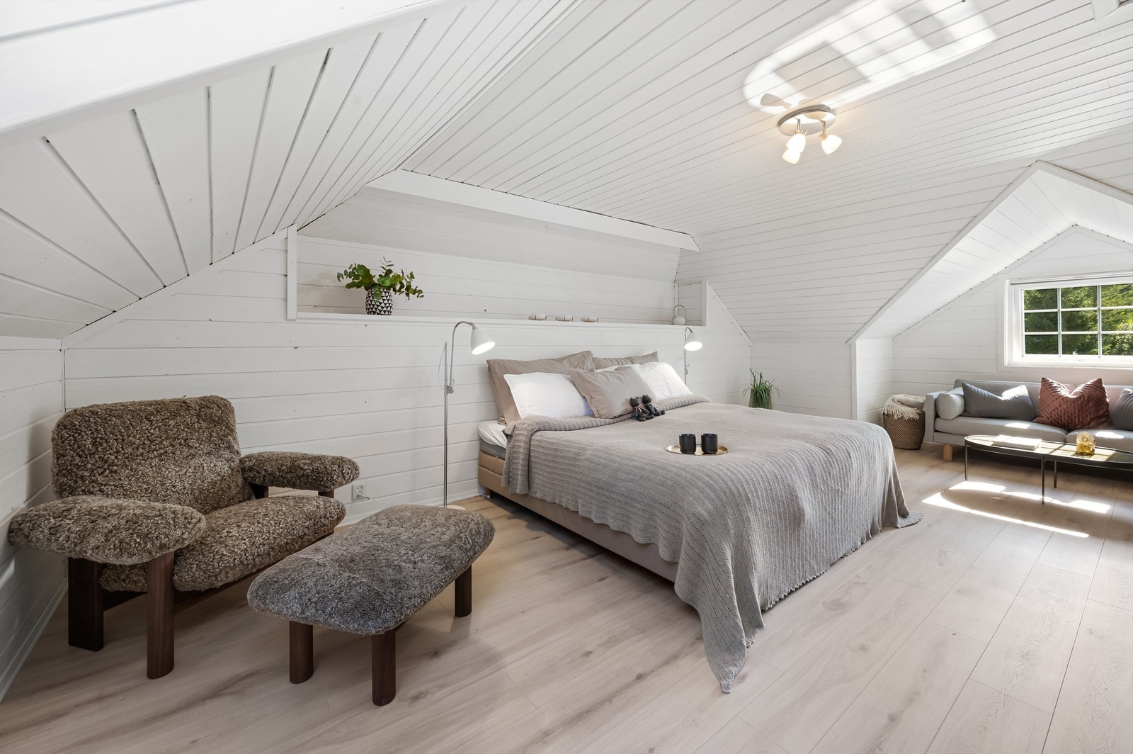 Soverom 3 med laminat på gulv (2020), malt panel på vegger og malt panel i himling Galleribilde
