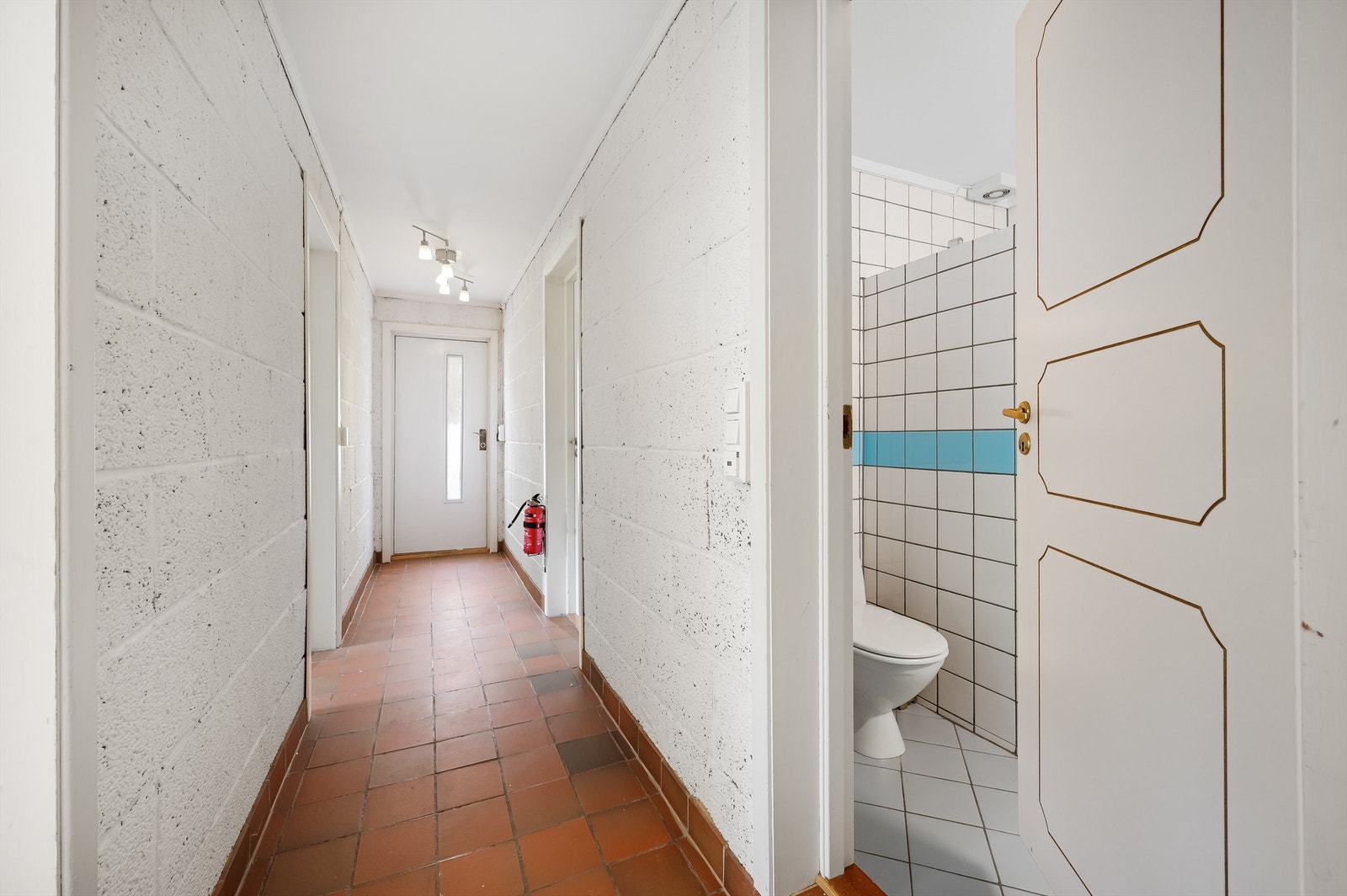 Gang i kjeller med tilgang til bad Galleribilde