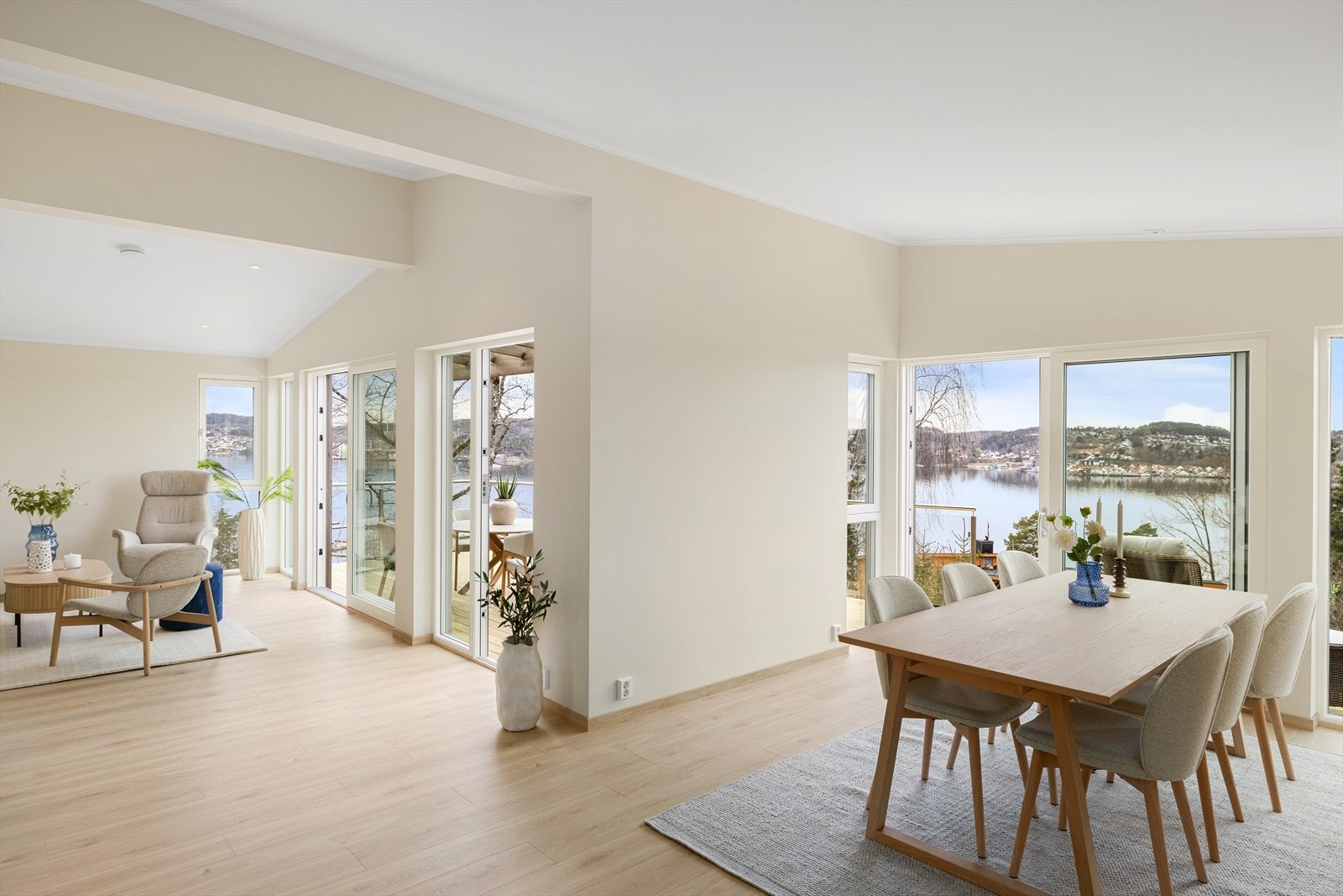 Stue, spisestue og kjøkken er i åpen løsning - dette er et sosialt og hyggelig allrom Galleribilde