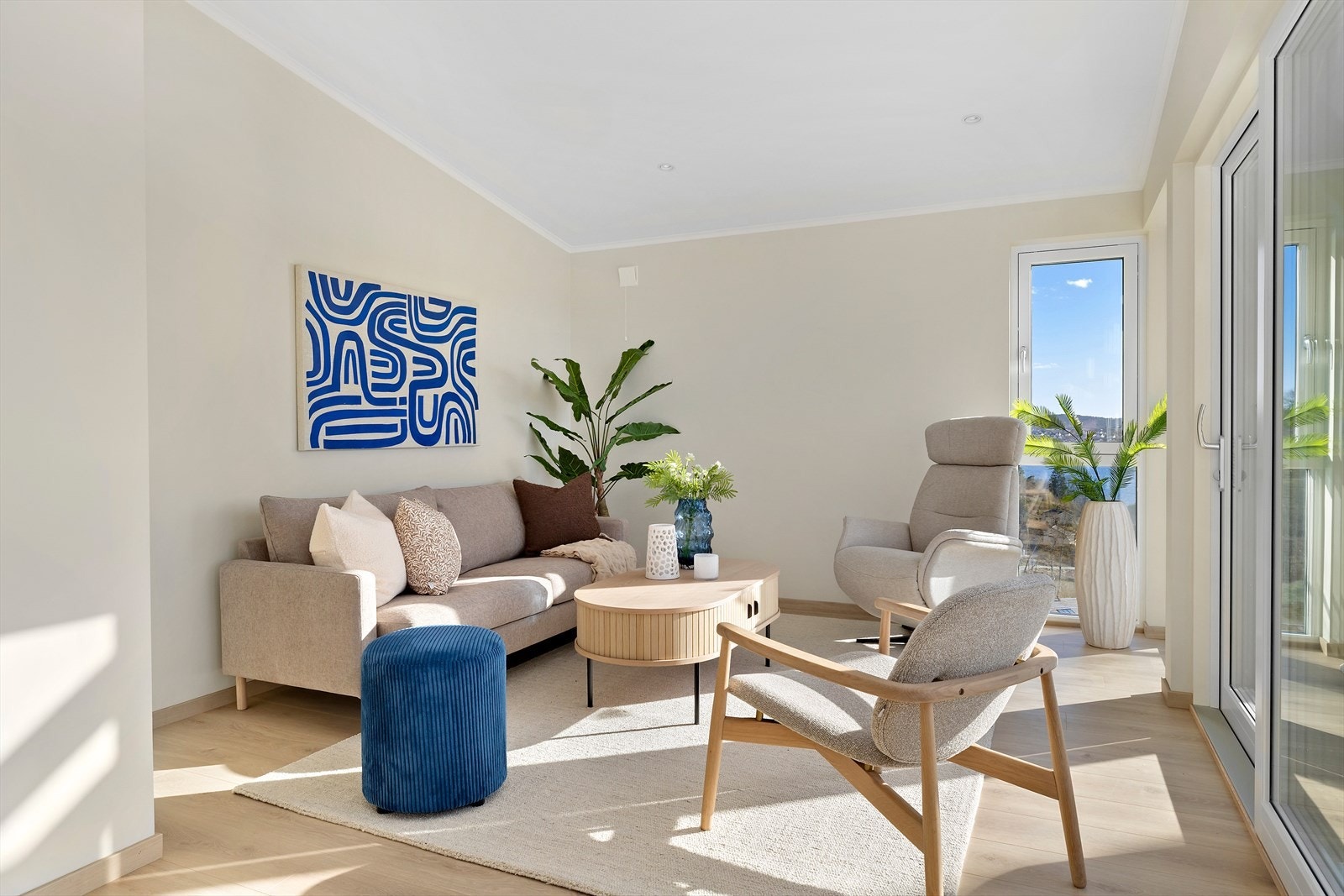 Stue med god plass til sofagruppe Galleribilde