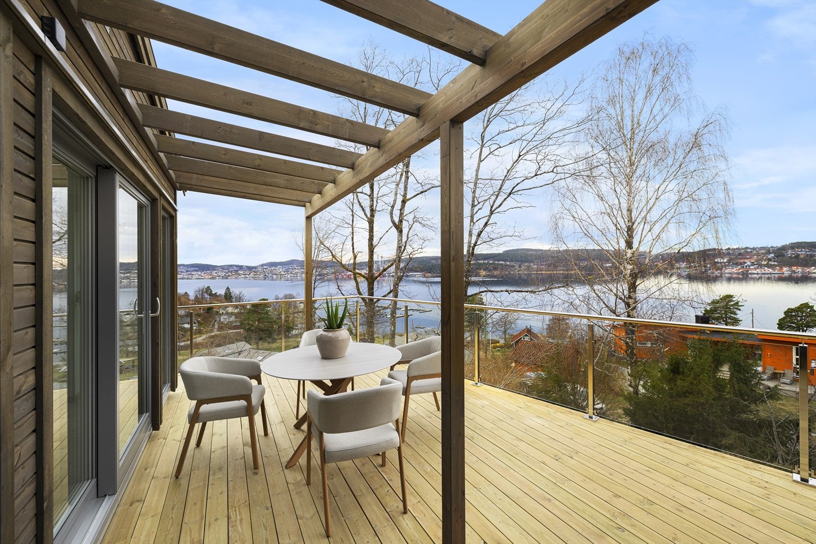Terrassen er vestvendt og solrik, og her kan man nyte den flotte utsikten Galleribilde