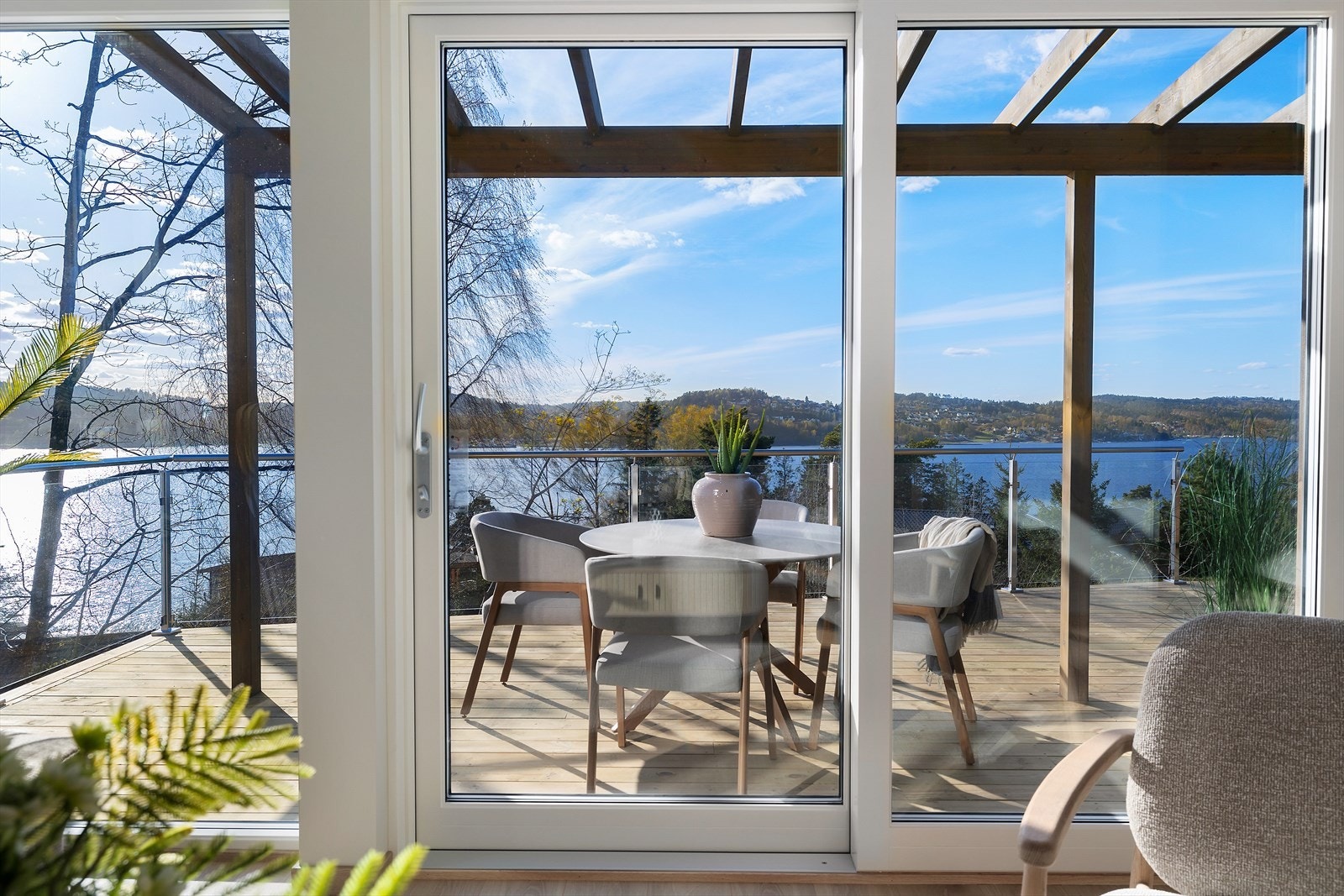 Fra stuen mot terrasse - fantastisk utsikt! Galleribilde