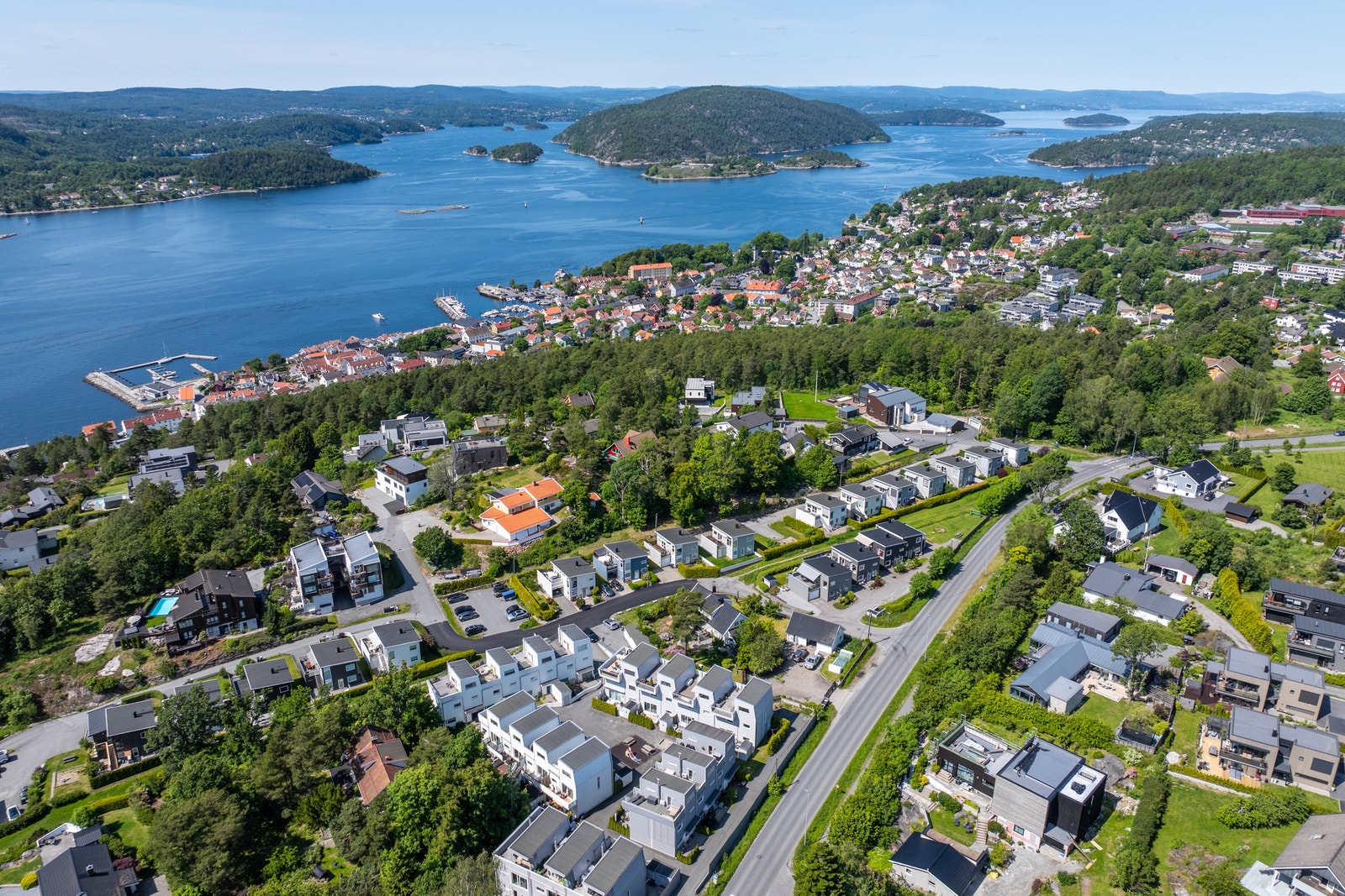 Kort gangvei ned til sjøen og Drøbak sentrum Galleribilde