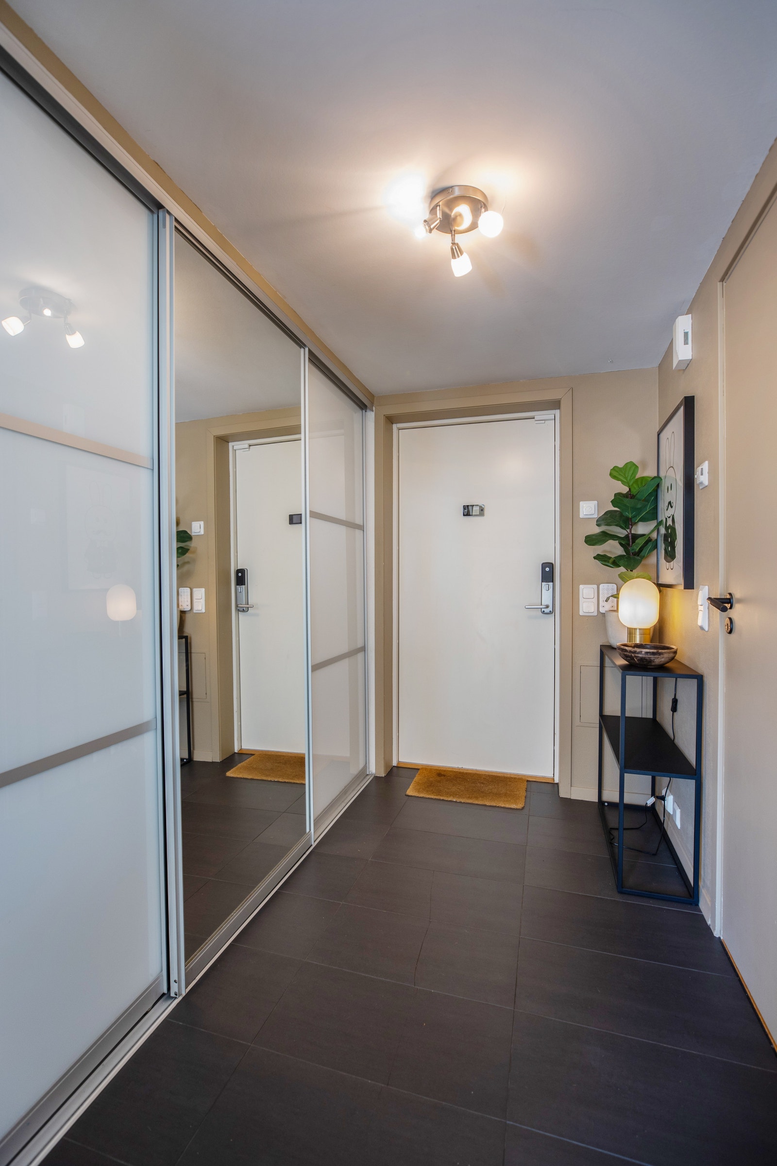 Entre med skyvedørsgarderobe Galleribilde