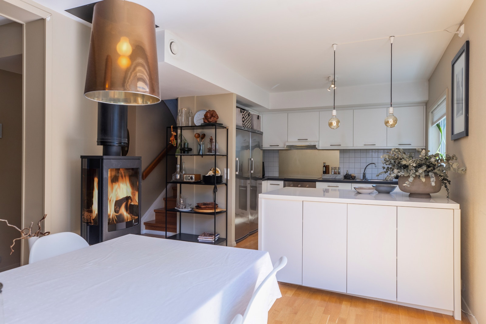 Kjøkken/spiseplass med moderne peisovn Galleribilde