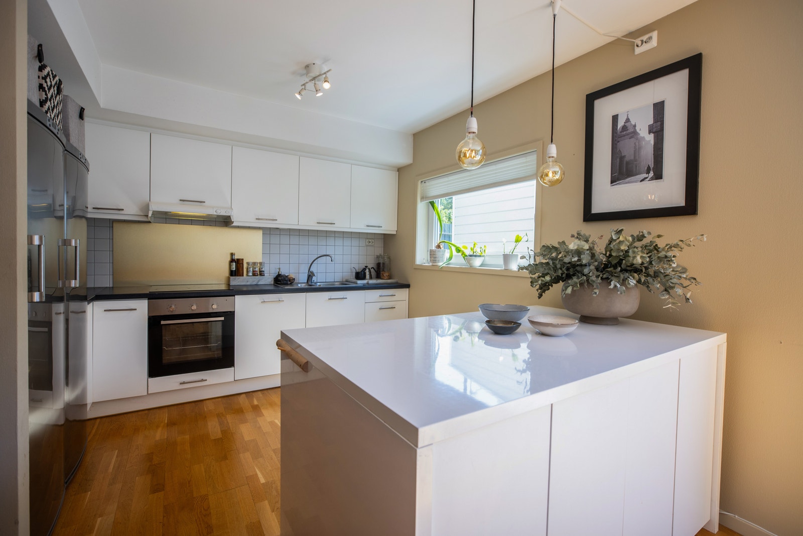 Lyst moderne kjøkken Galleribilde