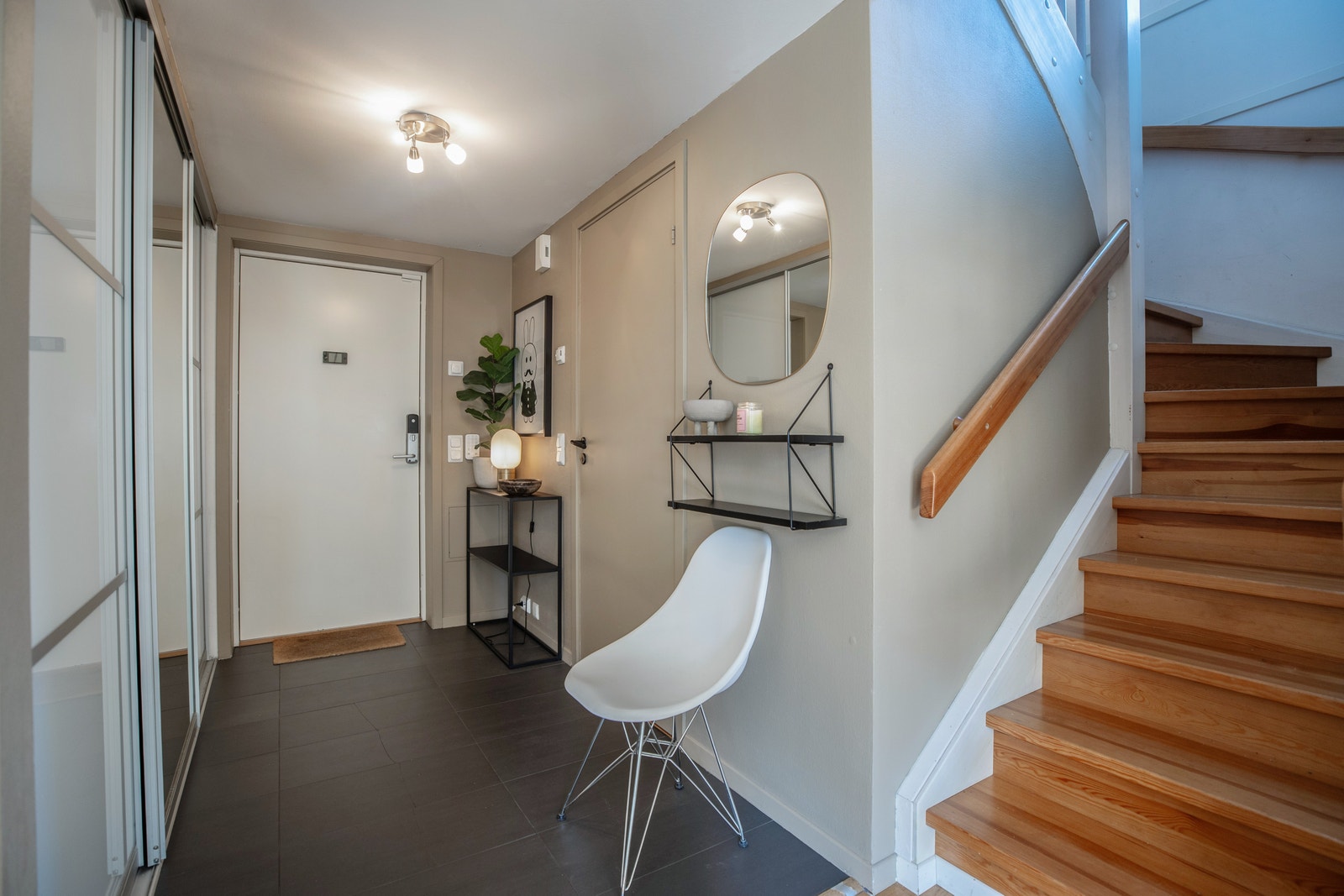 Entre med trapp opp til 2.etg. Galleribilde