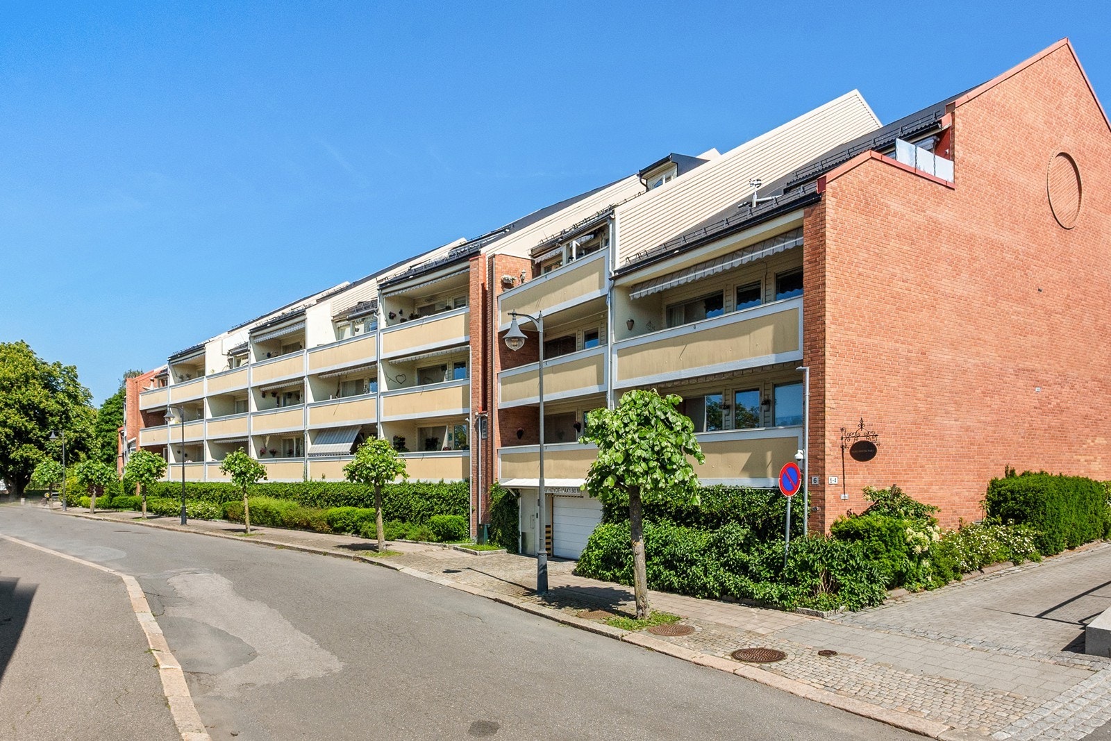 Leiligheten ligger kun et steinkast unna det meste man trenger for en enkel hverdag, med alt av bymessige fasiliteter og servicetilbud lett tilgjengelig. Galleribilde