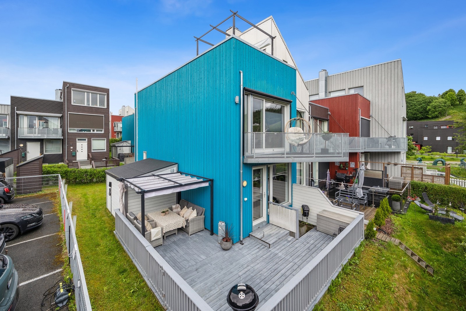 Boligen nyter en flott endebeliggenhet i et fredelig og tilbaketrukket område på Utleir. Galleribilde