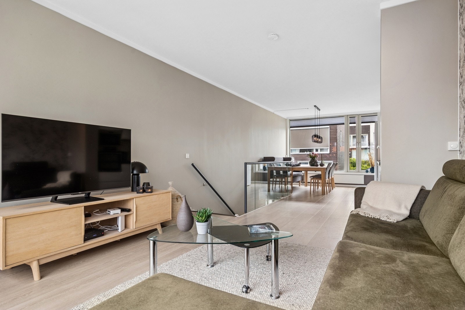 Lys og moderne stue malt i tidsriktige farger. Galleribilde