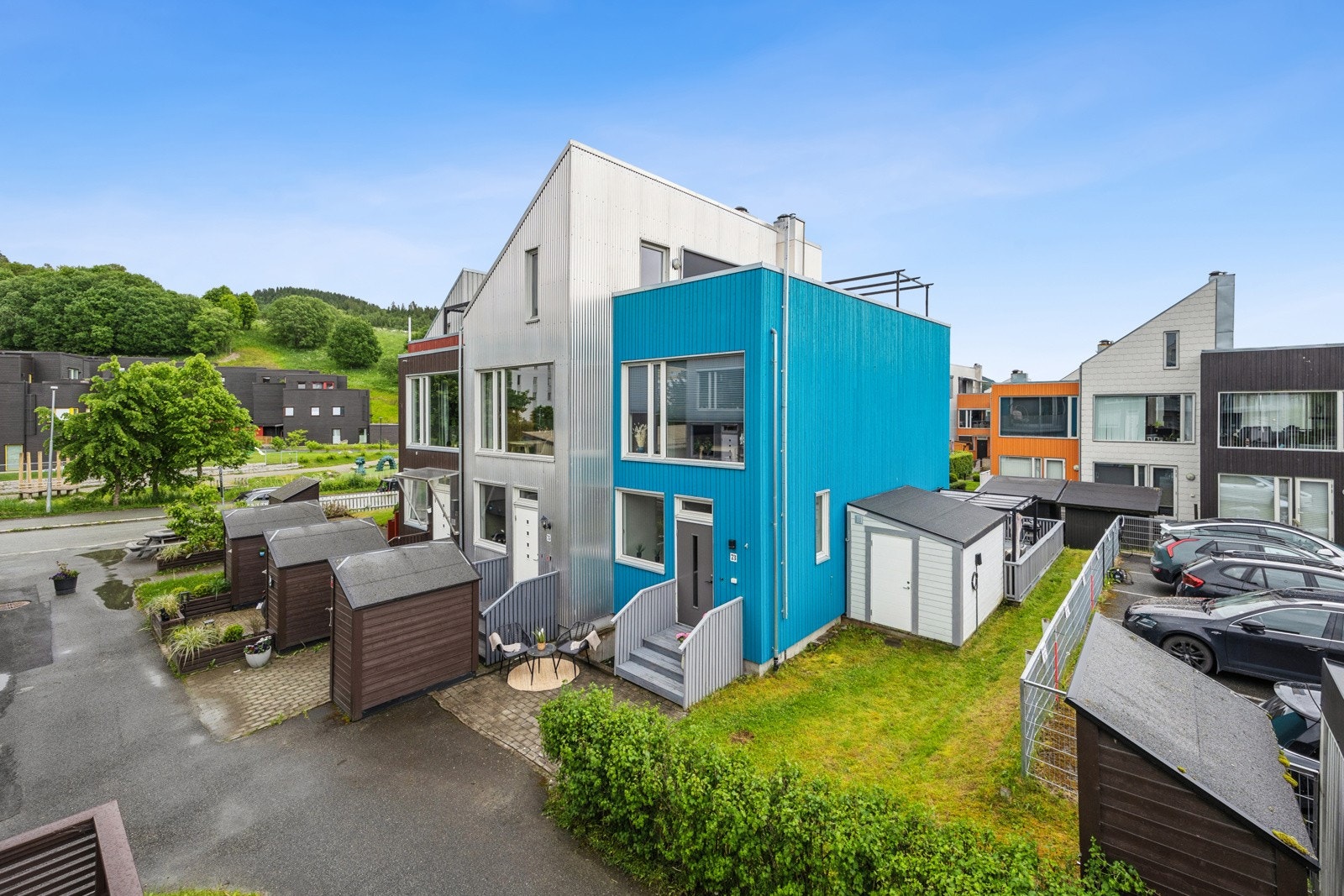 Proaktiv Eiendomsmegling v/Steinar Skaanes har gleden av å presentere et moderne enderekkehus over 3 plan inkludert kjeller. Galleribilde