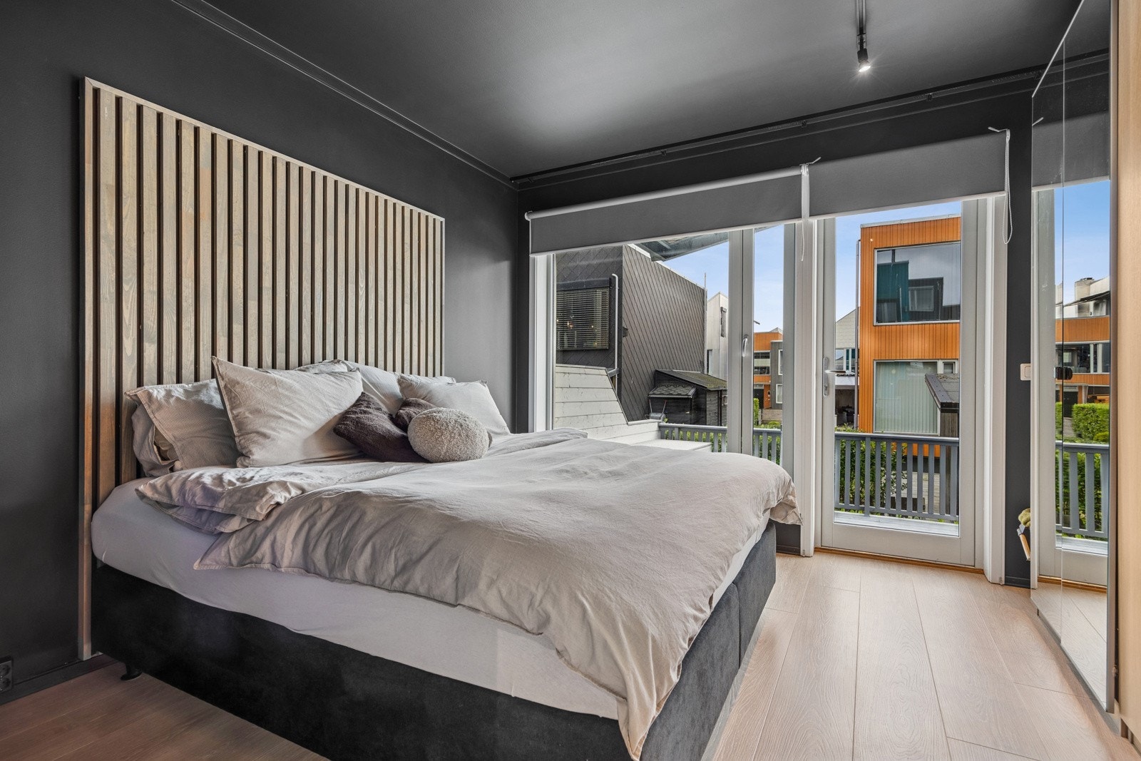 Hovedsoverommet, pent innredet med mørke fargetoner, nytt gulv og nye spotrekker i himling. Videre er det installert nye lystette rullegardiner fra Kjells markiser. Det er uttak for kabel-tv/internett. Galleribilde