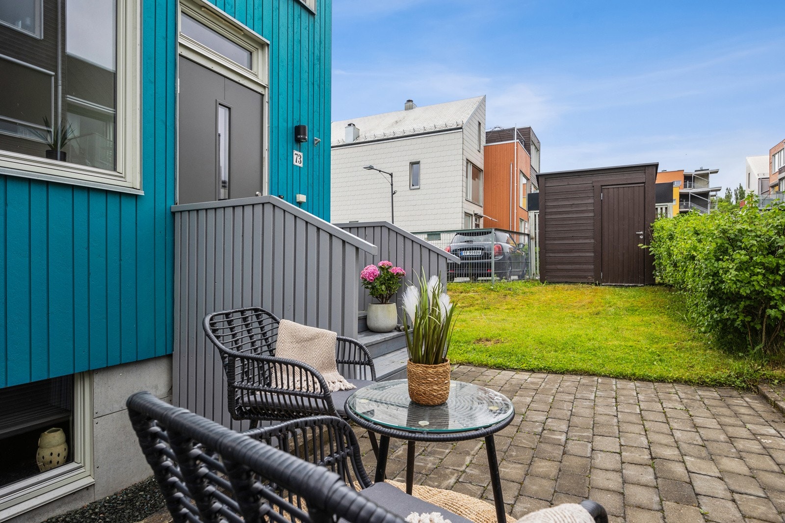 Pent inngangsparti med grøntarealer, boder m.m. Galleribilde