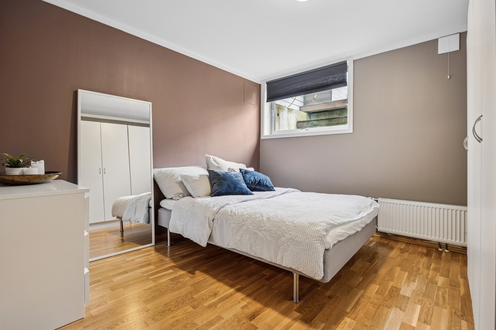 Soverommet oppleves som romslig med sine 13 kvm og har godt med plass for både seng og ulike oppbevaringsløsninger. Galleribilde