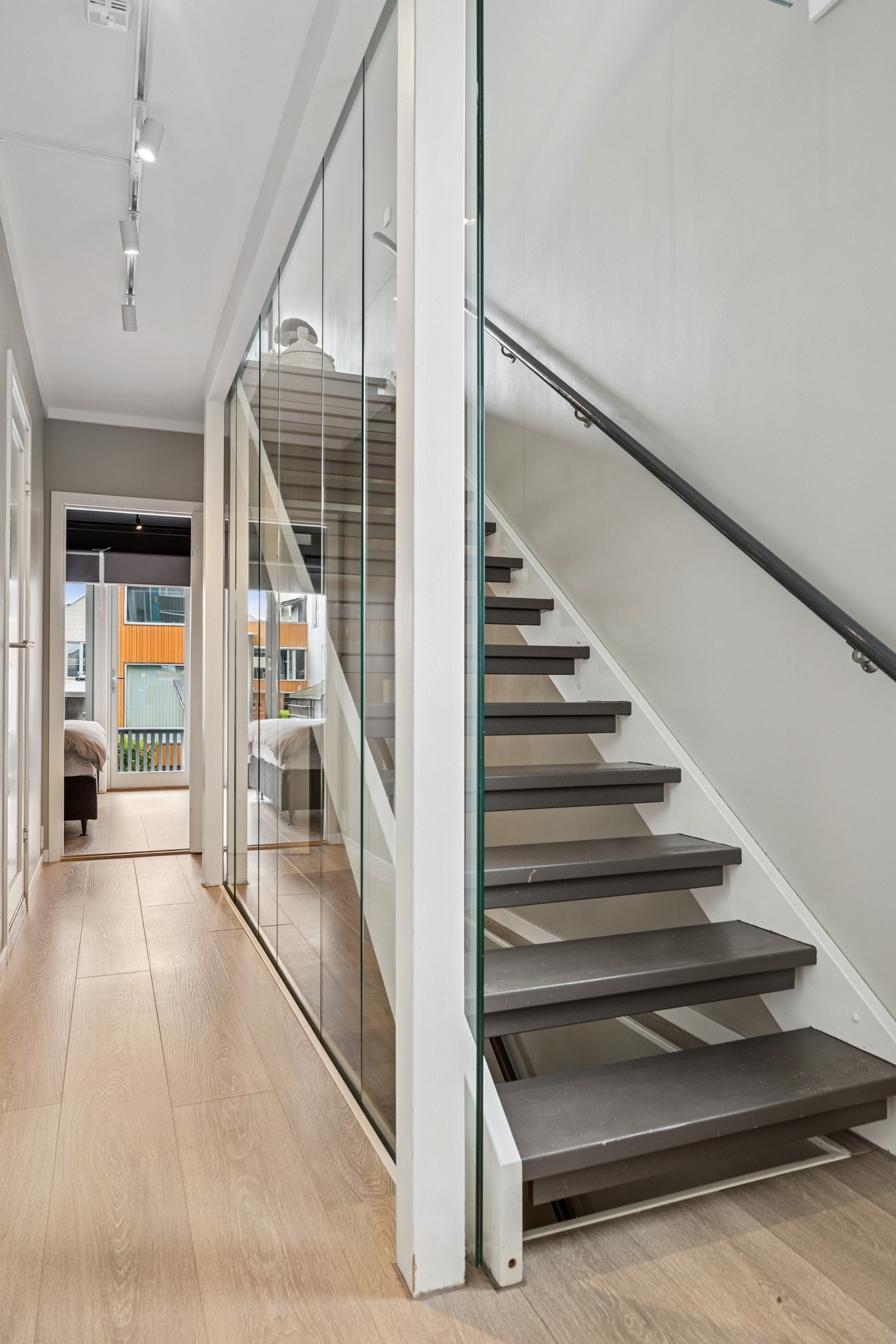 Trapperommet er utført med stilfull glassvegg som gir et moderne uttrykk som er gjennomgående fra gulv i 1. etasje og opp til 2. etasje. Galleribilde