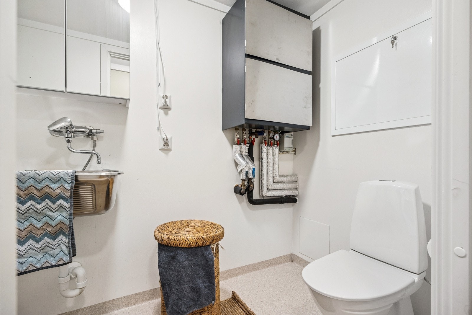 Videre er rommet utstyrt med toalett og en stor utslagsvask. Mange av beboerne har innredet dette rommet med dusjkabinett o.l. slik at man har nok et fullverdig bad. Galleribilde