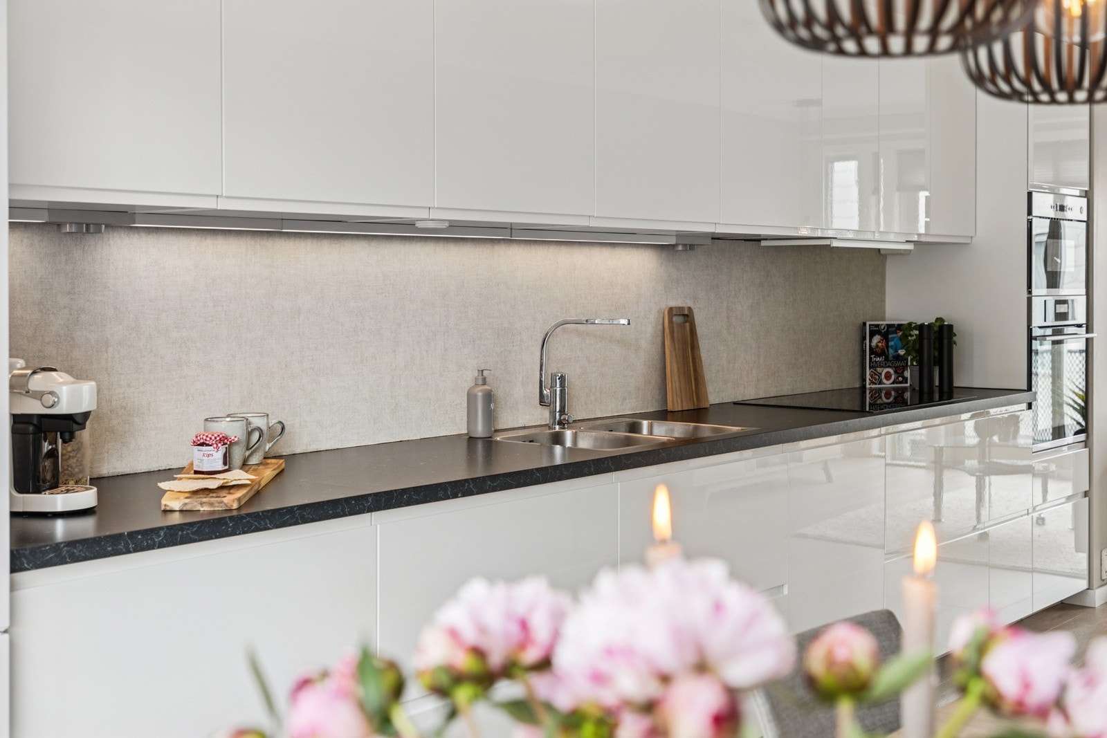 Det er godt med lagringsplass i skap og skuffer, samt godt med arbeidsplass for kokken. Her går det praktiske og estetiske hånd i hånd. Galleribilde