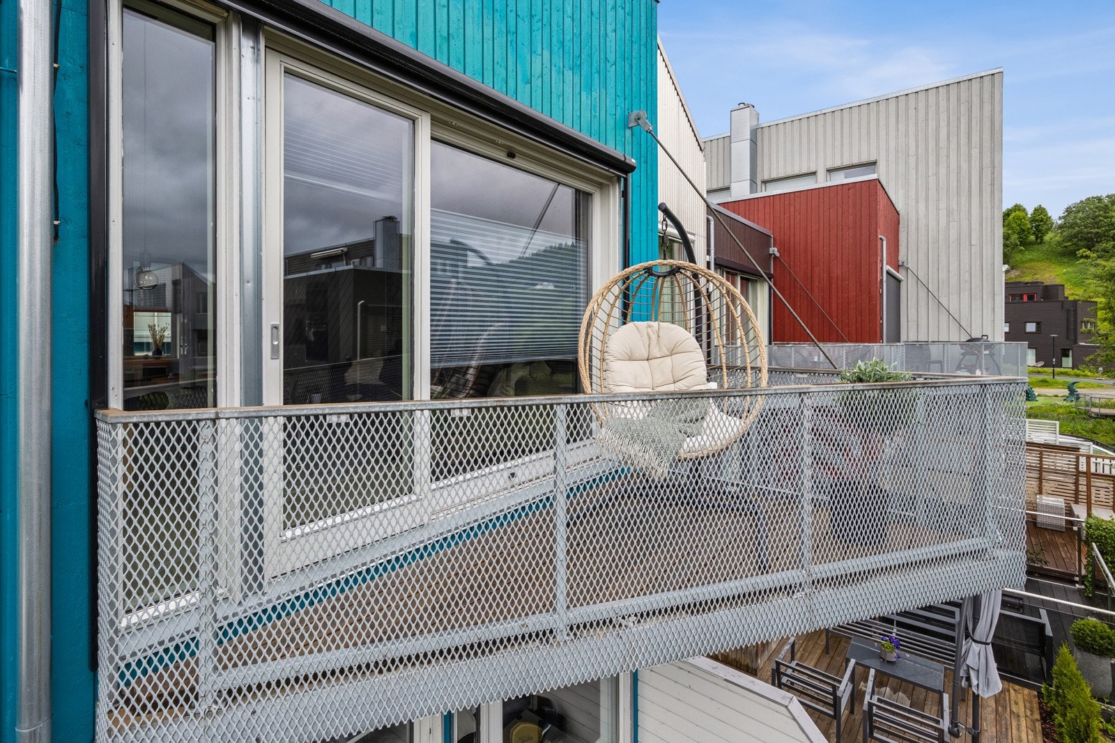 Fra stuen er det utgang til solrik sydvendt balkong på 4,5 kvm. Galleribilde