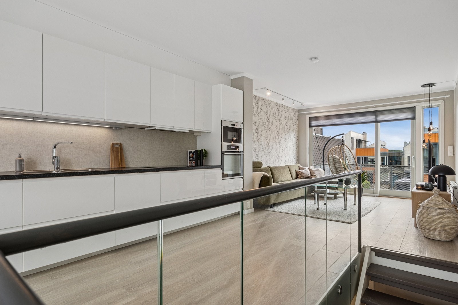 Følger man trappen opp i 2. etasje ankommer man et fantastisk allrom bestående av stue, spisestue og et lekkert kjøkken. Galleribilde