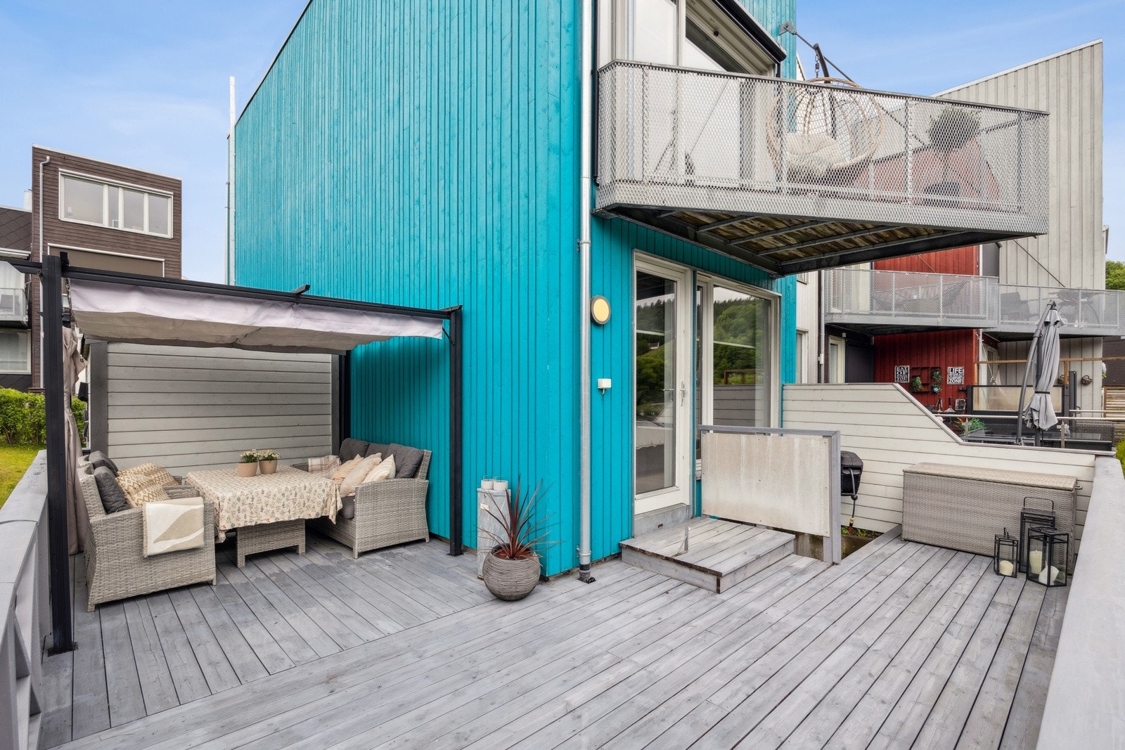 Fra soverommet har du direkte adkomst til en solrik terrasse bygd høsten 2016. Galleribilde