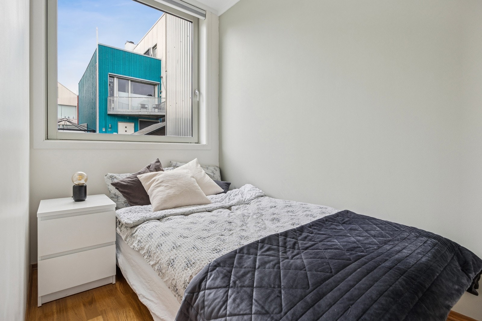 Dersom du tar første dør til venstre ankommer du boligens minste soverom. Soverommet fremstår som meget innbydende med nymalte overflater og parkett på gulv. Galleribilde