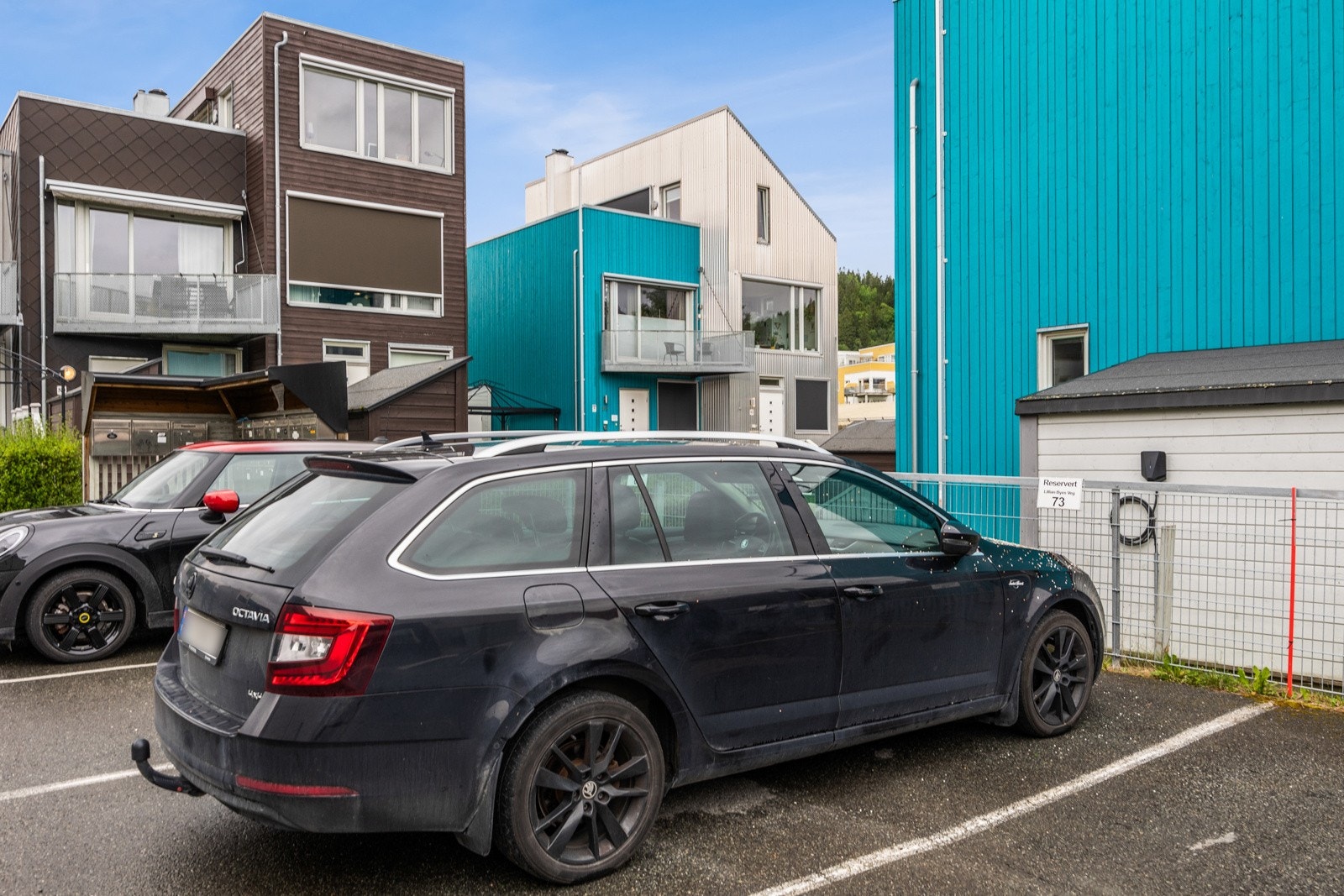 Egen p-plass rett ved med lader for el-bil. Galleribilde