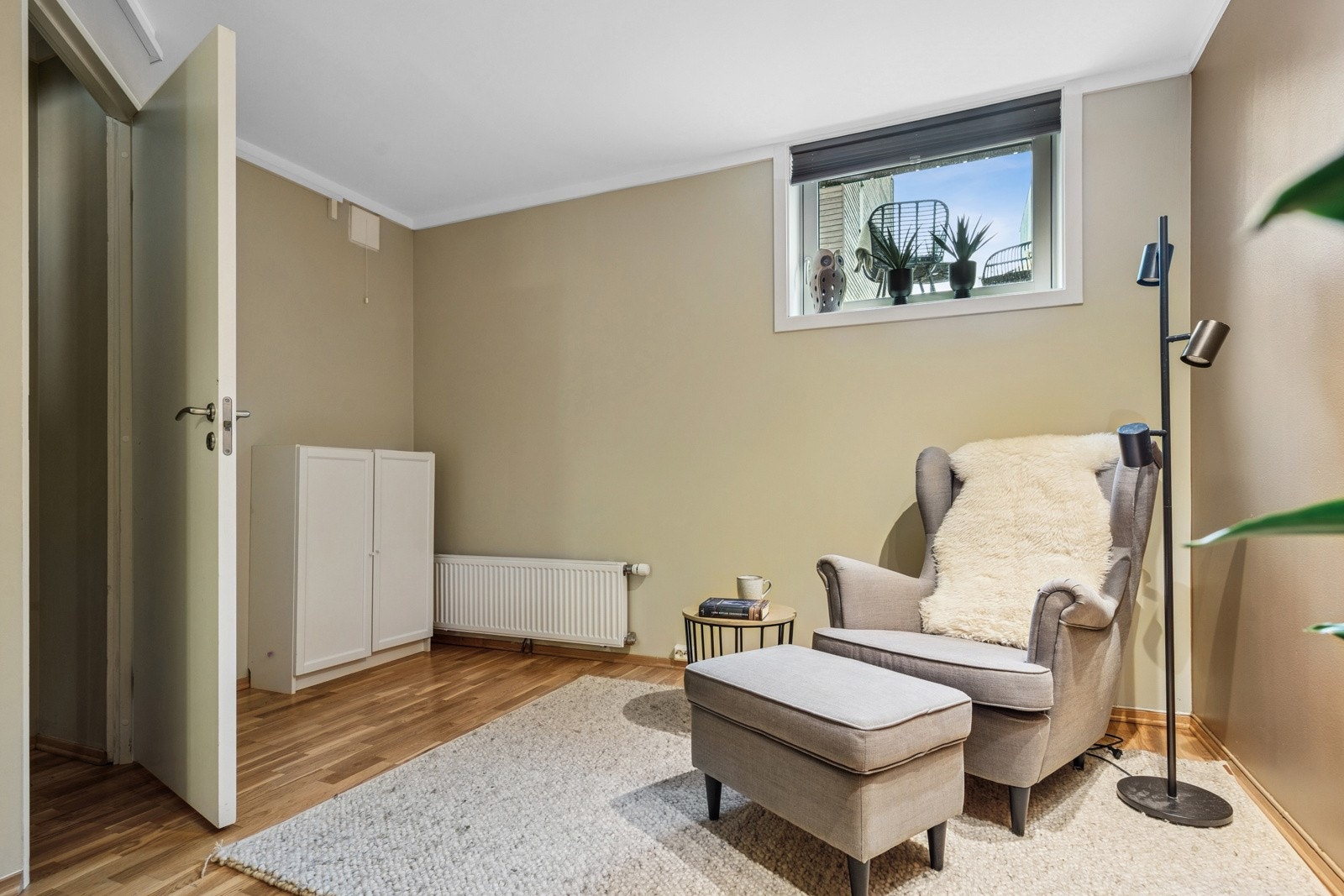 Kjelleretasjen består av en kjellerstue (Byggemeldt som bod), gang, vaskerom og soverom. Galleribilde