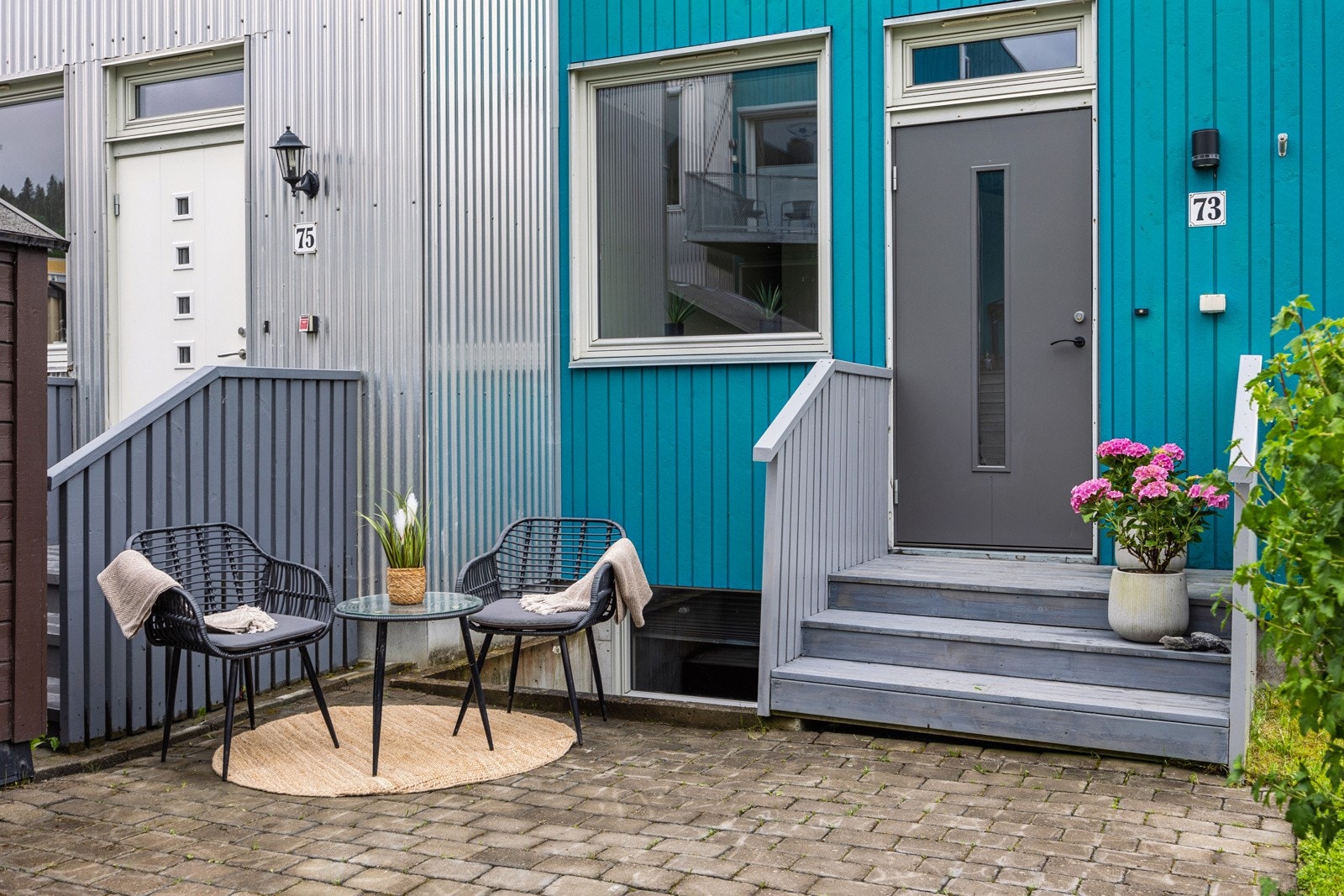 Hele boligområdet har et urbant uttrykk der fasadene har spreke farger og moderne arkitektonisk utførelse. Galleribilde