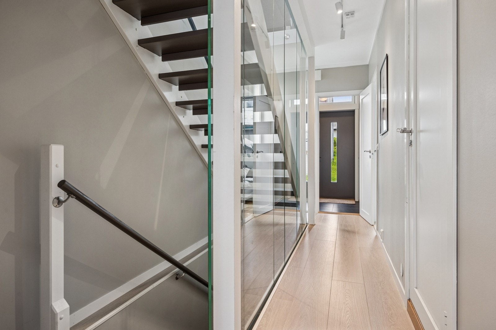 Oppgraderingene i gangen kan skimtes med med blant annet malte veggflater, malt rekkverk, malte trapper, samt nyere gulv. Galleribilde