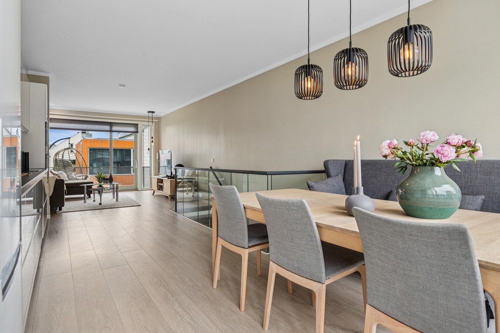 Romslig plass rundt spisebordet ved kjøkkenet. Galleribilde