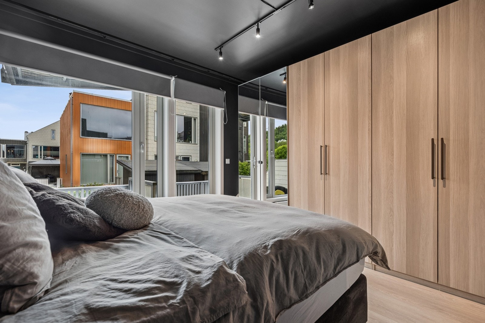 Langs den ene veggen er det etablert et stort garderobeskap som gir plass for klær og sko. Galleribilde