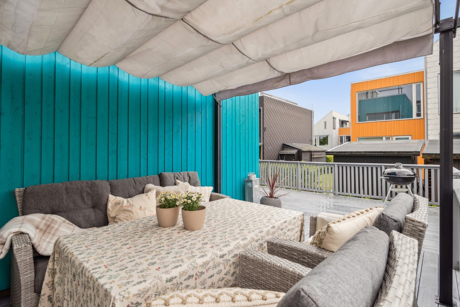 Her kan man sitte ute og nyte godværsdagene under tak også om ønskelig. Galleribilde