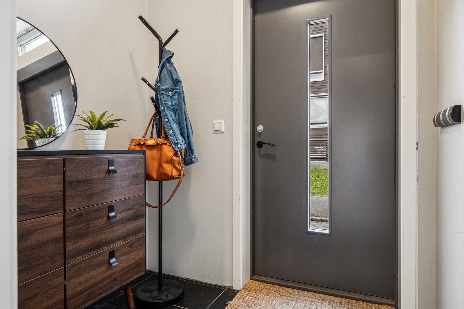 Det første som møter deg er en innbydende entré med god plass for sko og ytterklær i en romslig skyvedørsgarderobe. Ny ytterdør høsten 2023. Galleribilde