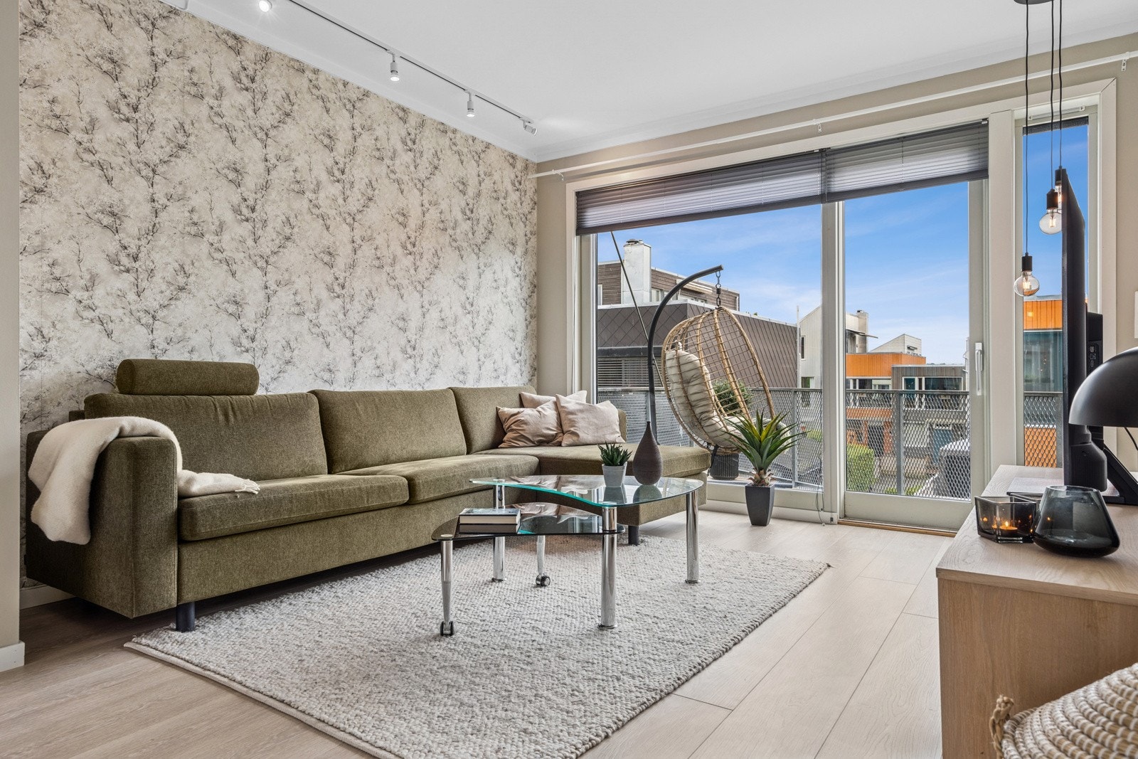 De senere år er veggene malt opp, det er lagt nye gulv i hele etasjen og det er satt inn nye spotrekker i himling på stuen. Galleribilde