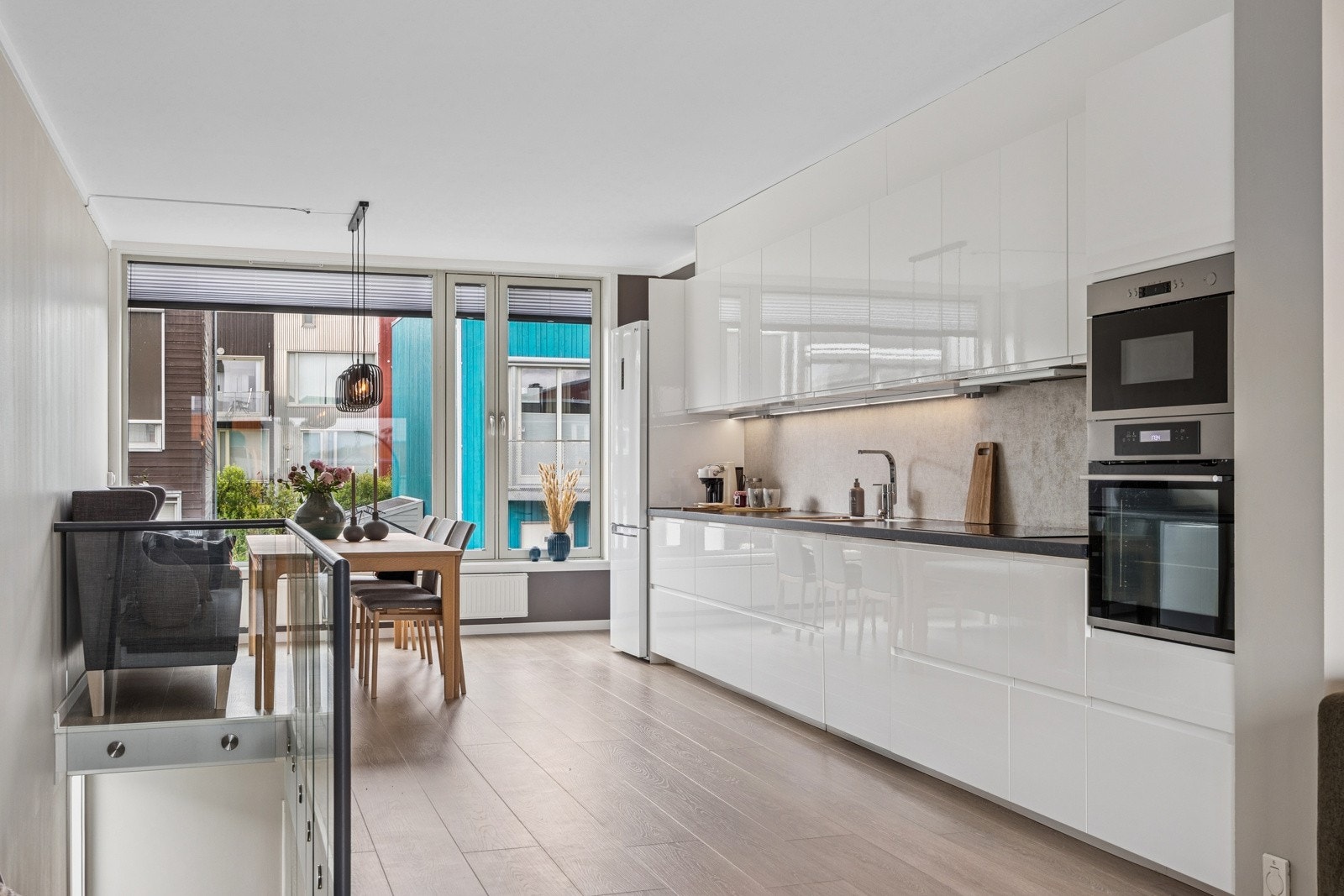 Boligen er innredet med et moderne, men likevel klassisk og stilrent kjøkken fra 2018 med integrerte hvitevarer og en ny platetopp på 80 cm. Galleribilde