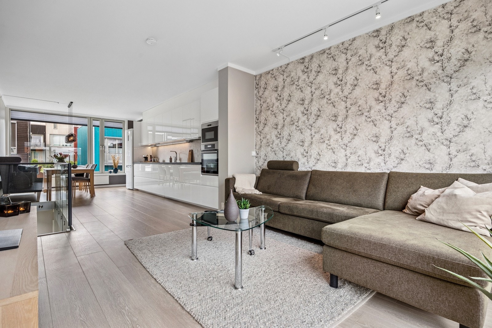 Boligen er malt i tidløse nyanser som harmonerer fint med øvrige flater. Galleribilde