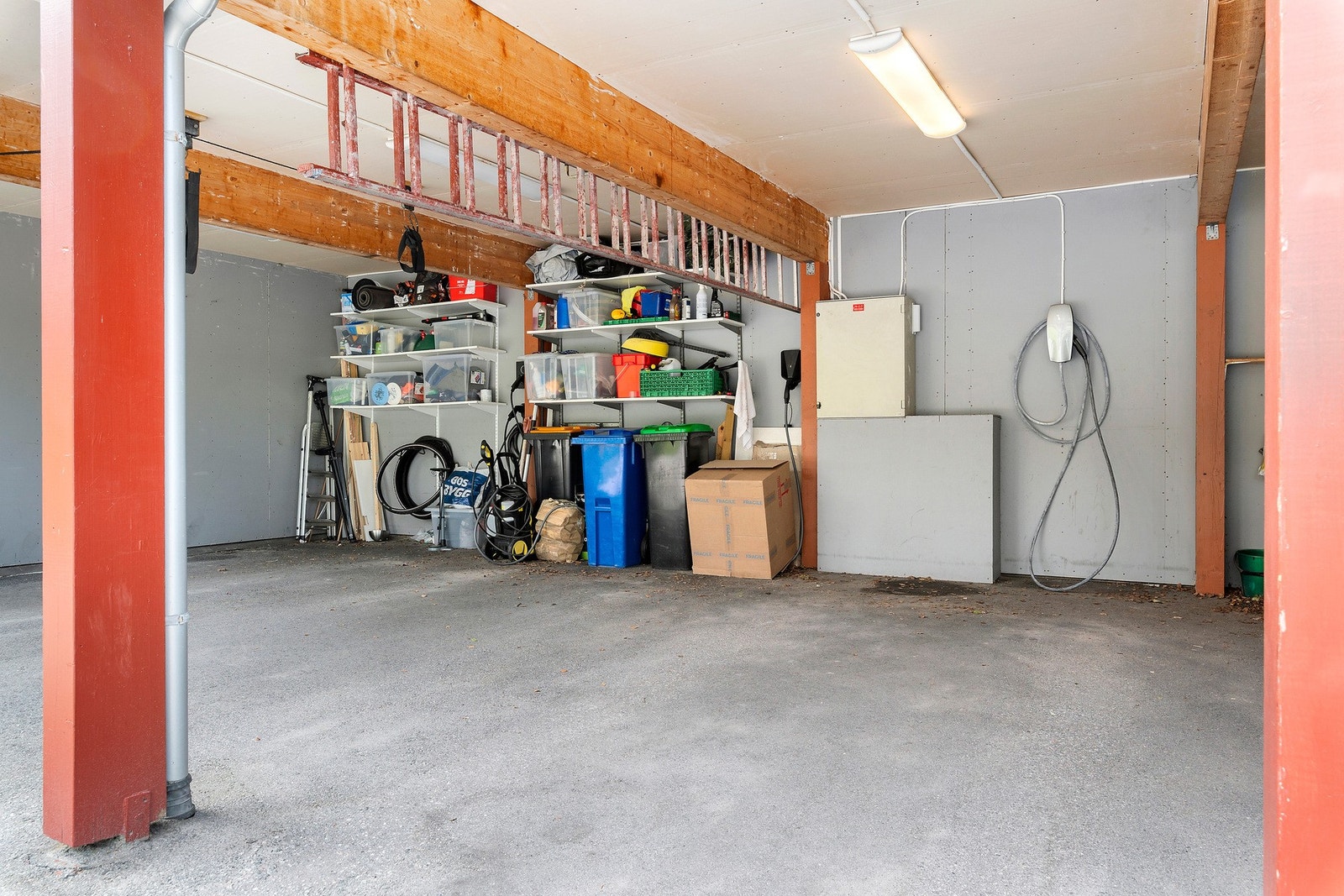 I carporten, som er på 14 kvm, er det montert ny elbil-lader i 2024. Galleribilde