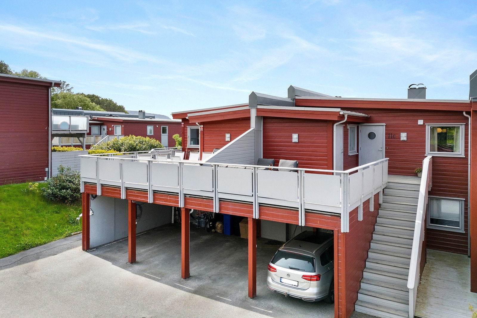 Ved siden av inngangsdøren er det dør inn til bod med god lagringskapasitet. Kort veg til carport. Galleribilde