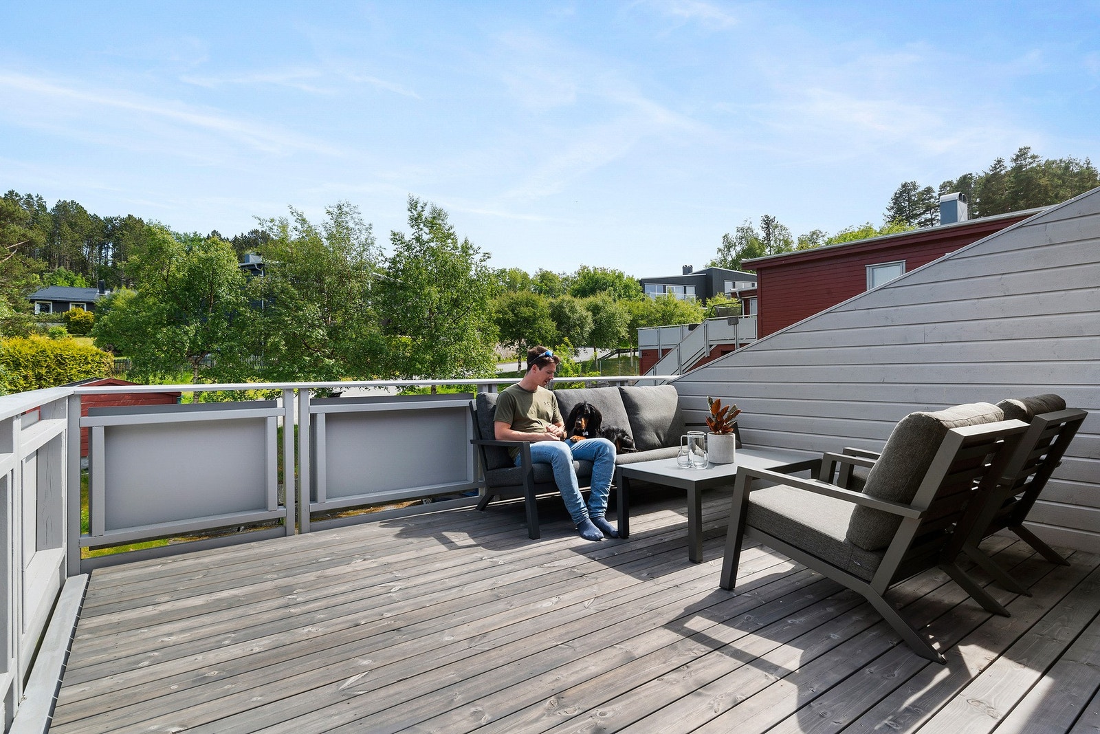 Leiligheten har terrasse både mot øst og vest. Legg dette til i kombinasjon med gode solforhold og du får Søstrene Ratviks veg 11C. Galleribilde