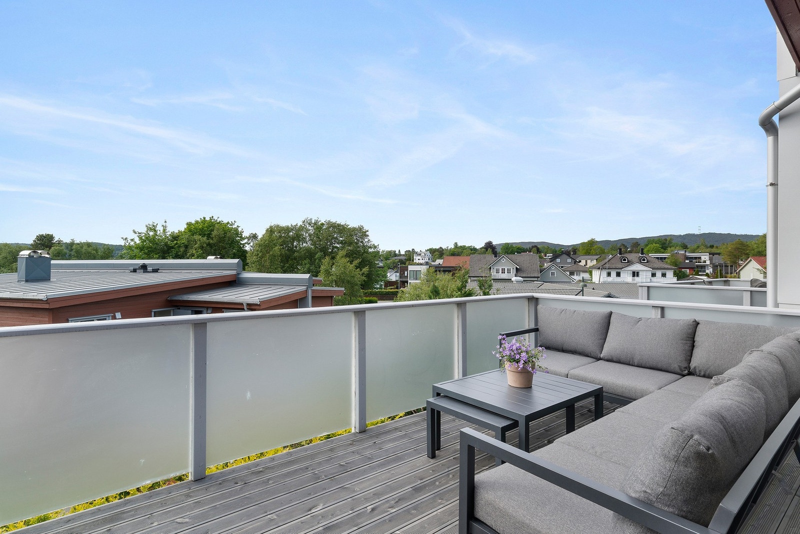 Veranda mot vest med både gode sol- og utsiktsforhold. Galleribilde