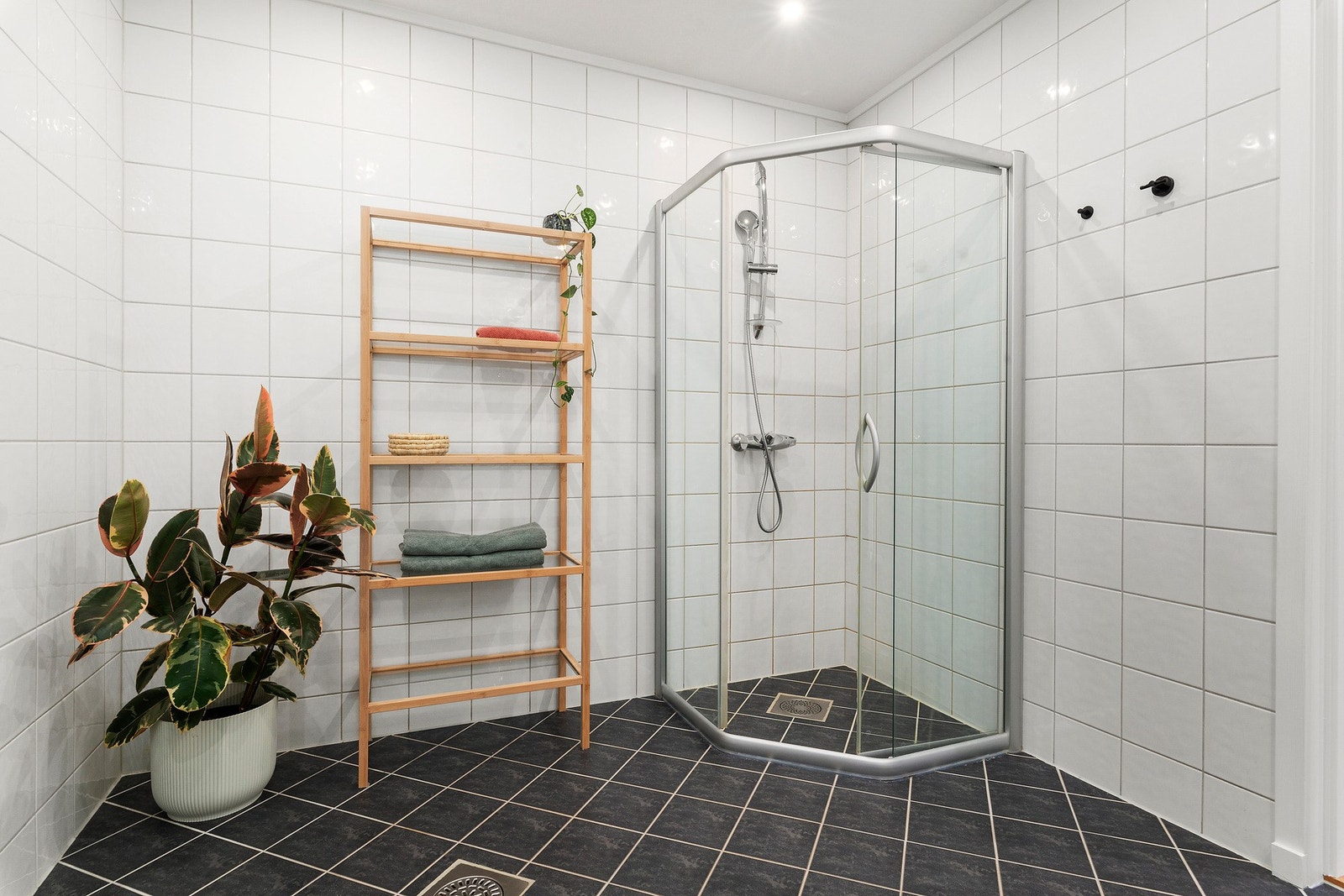 Dusjhjørne med skyvedører, i tillegg er det opplegg for vaskemaskin på badet Galleribilde