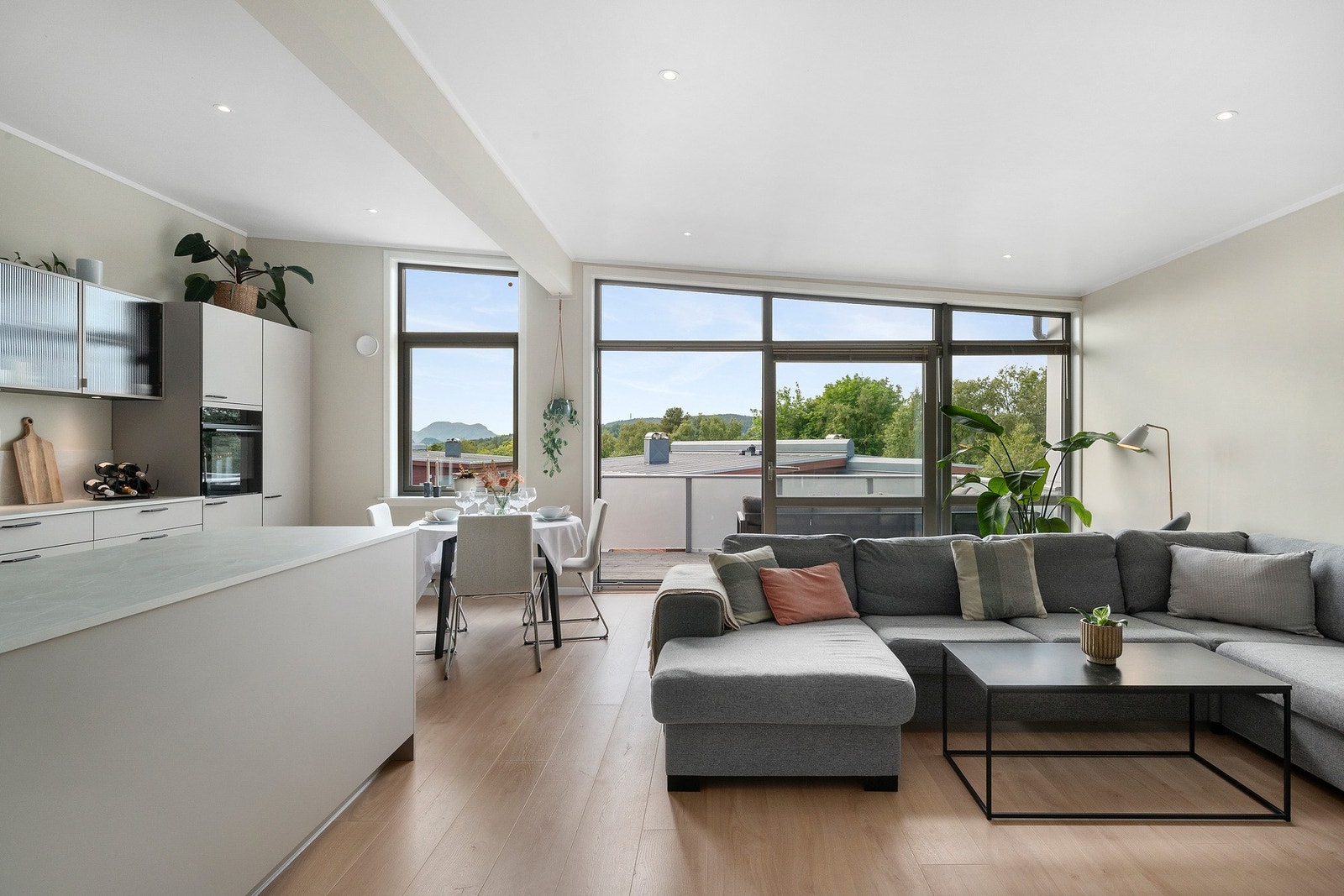 Leiligheten har vestvendt orientering og utgang via stor skyvedør til veranda. Legg merke til ekstra takhøyde samt det pene og nye gulvet. Galleribilde
