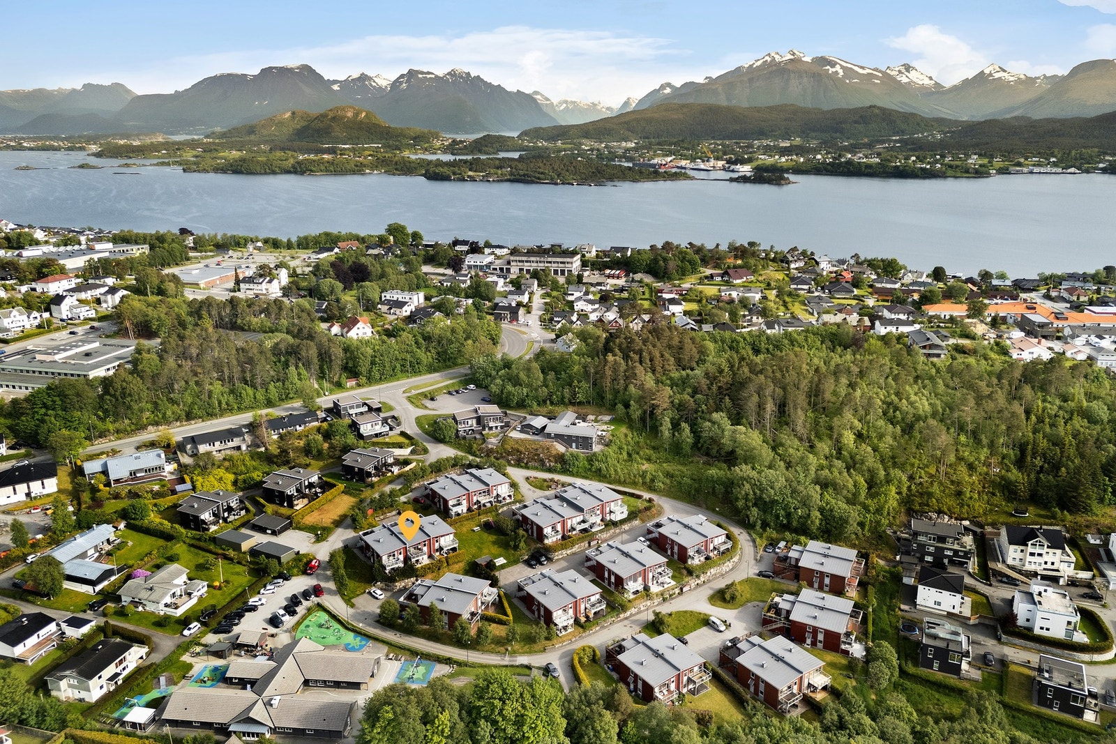 Området har beliggenhet med ca 6 km fra Ålesund sentrum og knappe 5 km fra Moa. Galleribilde