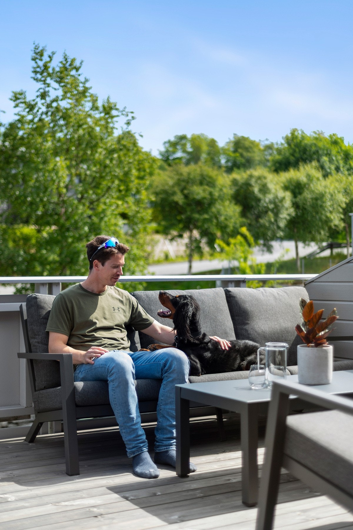 Morgenkaffe kan du ta på den østvendte verandaen. Verandaen er på anstendige 24 kvm. Galleribilde