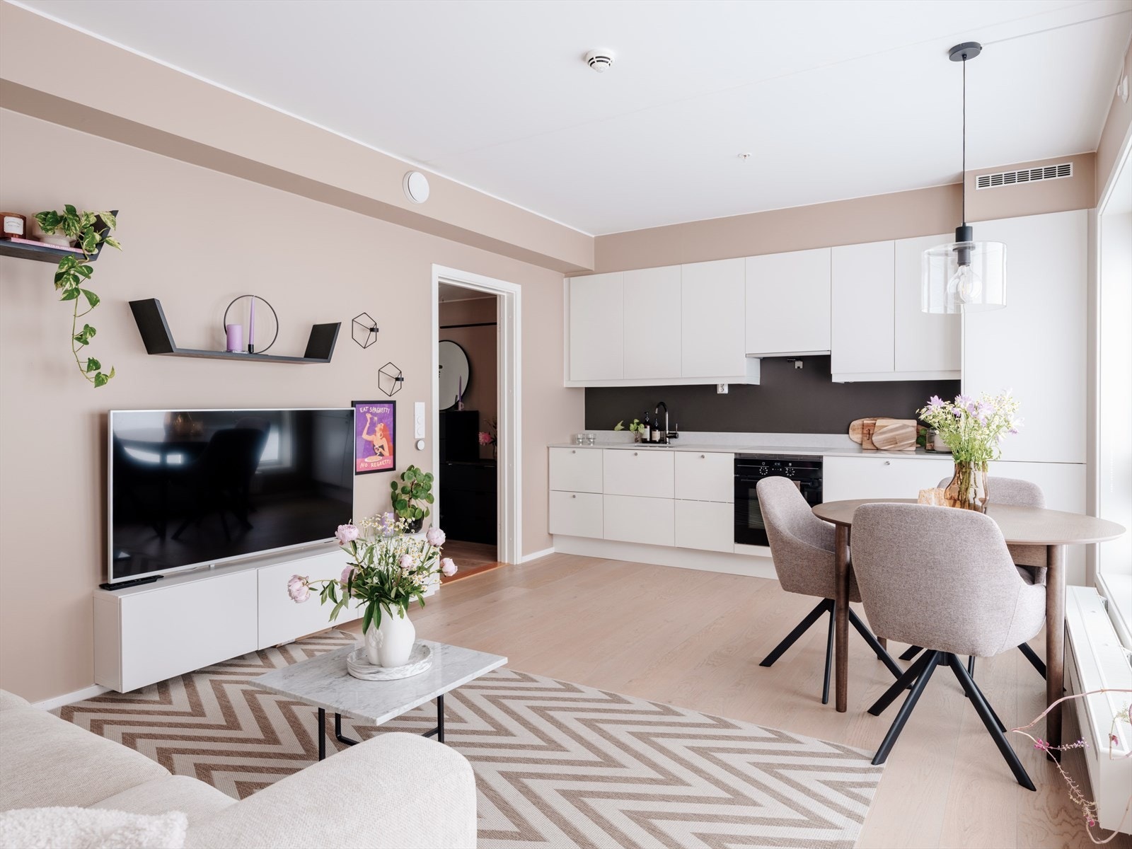 Smart møblerbar stue med god plass til både sofagruppe og spisebord. Galleribilde