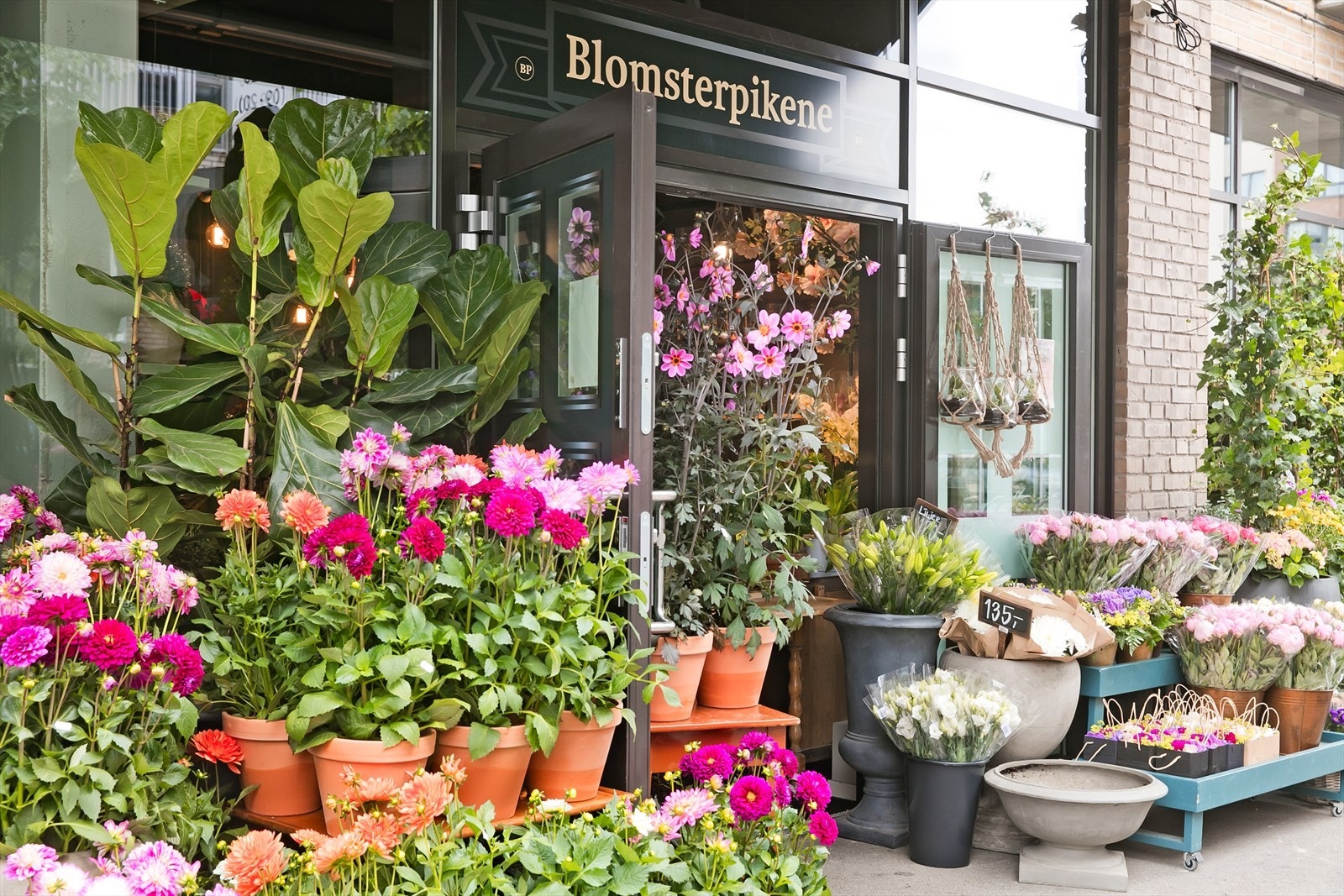 Blomsterpikene er en fagbedrift med verksted og blomsterbutikk. Galleribilde